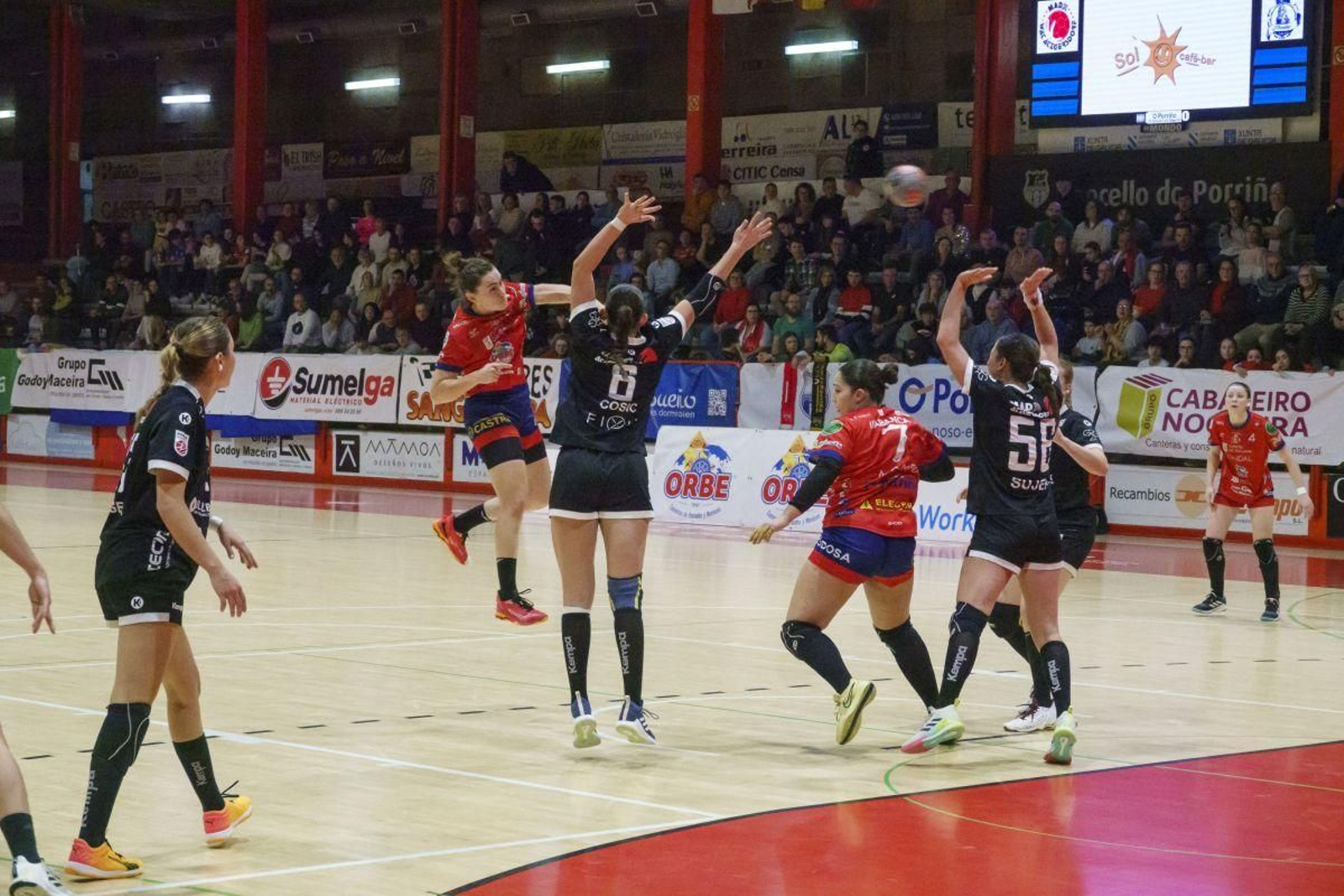 La jugadora ibicenca del Porriño ejecuta un lanzamiento de larga distancia sobre la defensa austriaca.