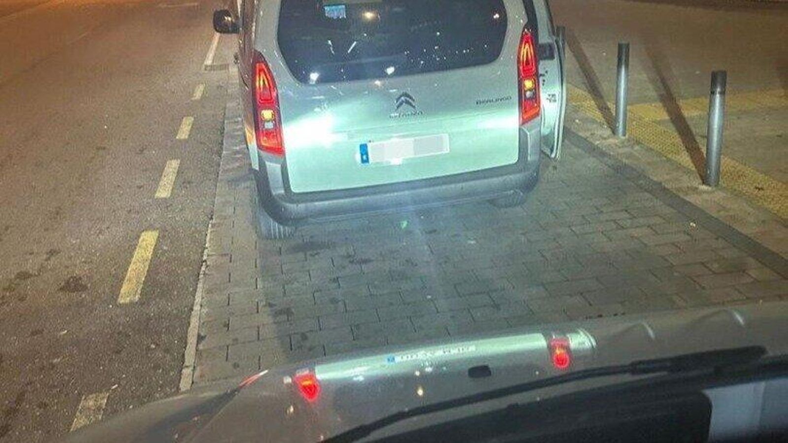 Coche mal estacionado.