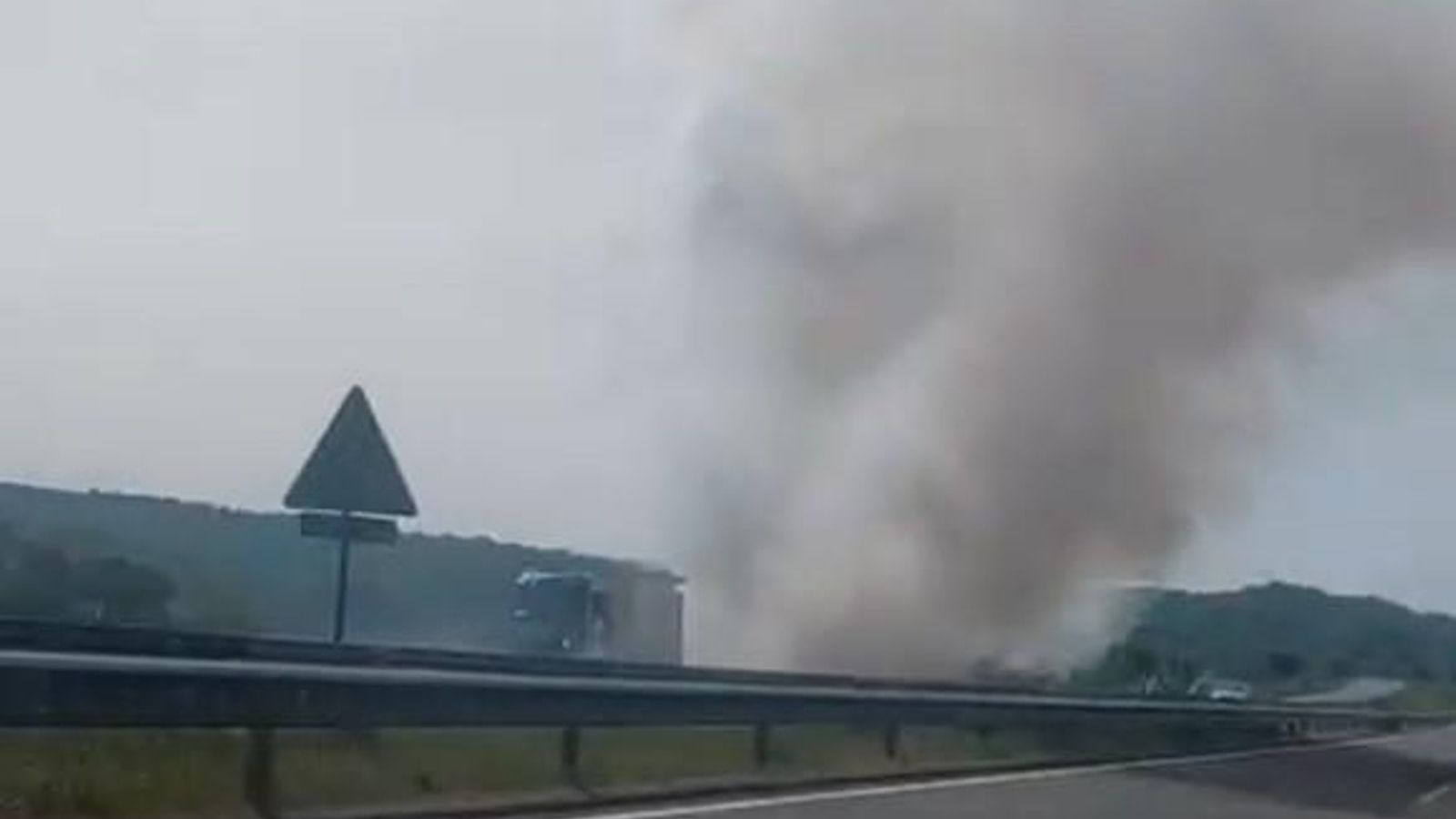La gran humareda que se visualizaba desde la carretera.