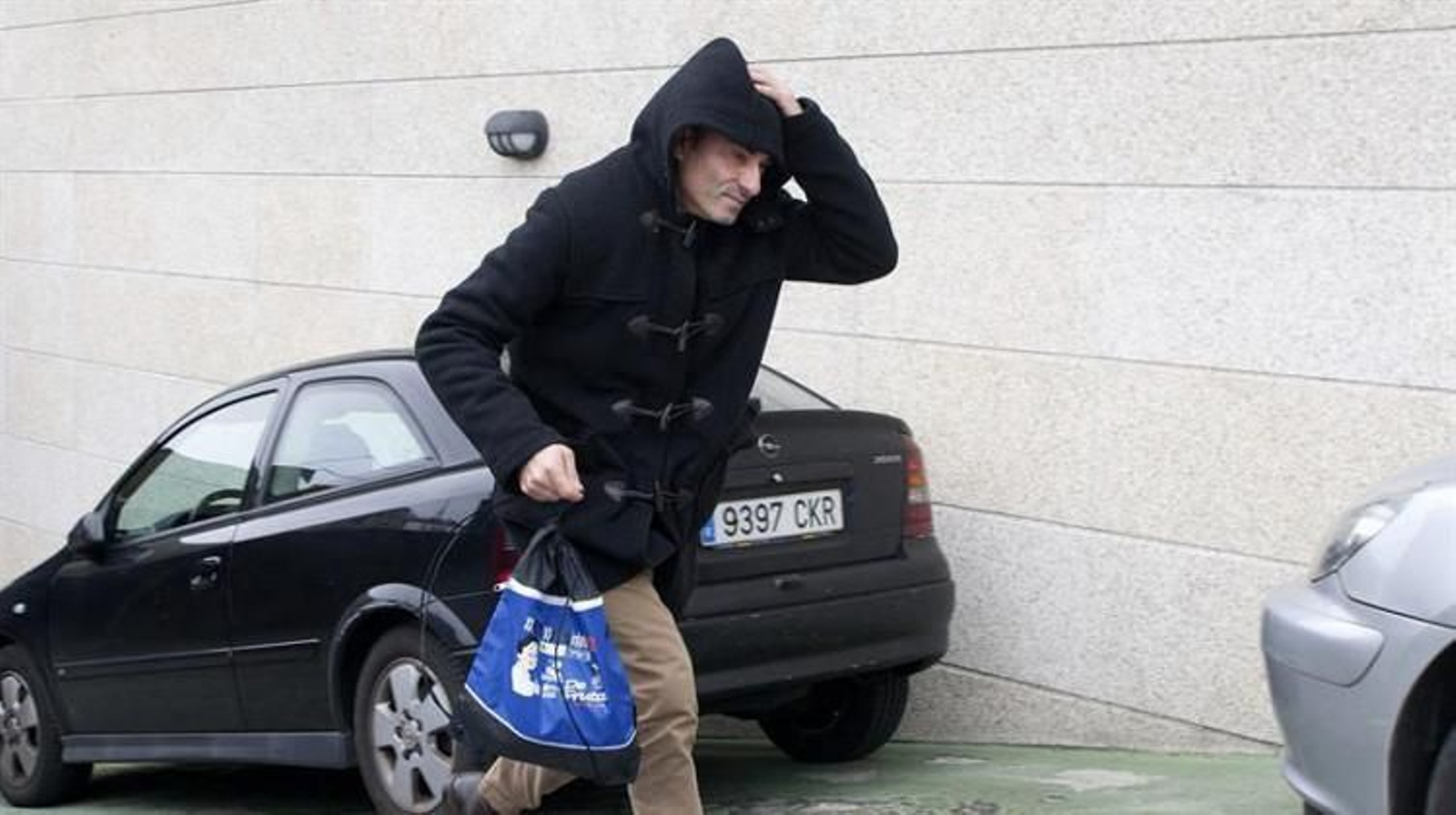 El técnico de Cespa Juan Ramón Alonso sale hoy de los juzgados de Vigo después de pasar a disposición judicial.