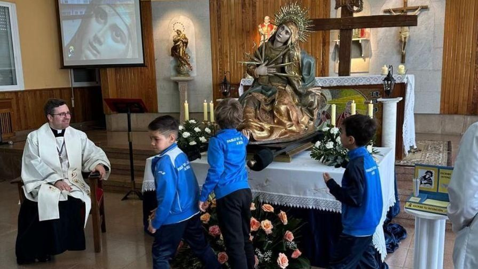 Los alumnos del Pablo VI-Fátima de A Rúa desfilan ante la Dolorosa.