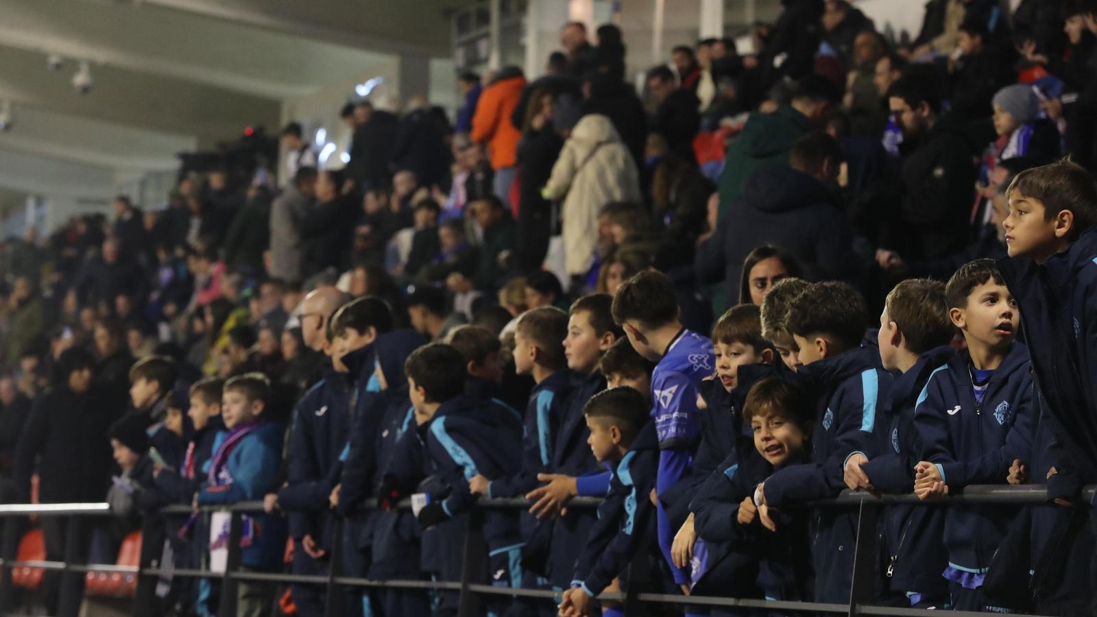 Anisosos esperan los aficionados más jóvenes del Ourense CF el inicio del partido.