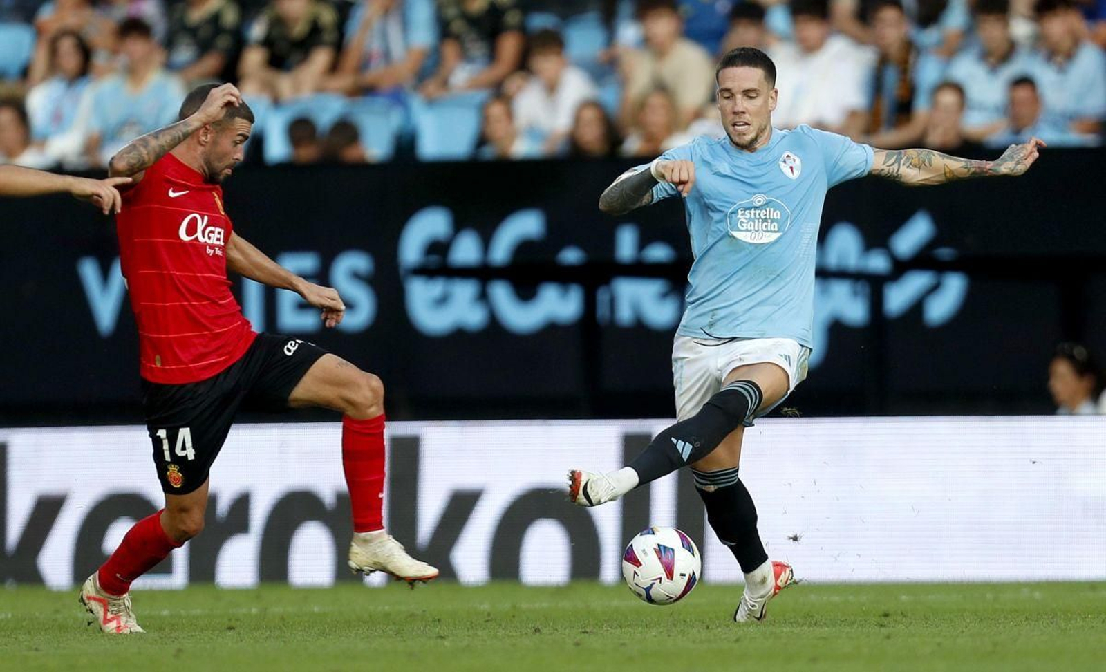Mihailo Ristic controla el balón en el partido de ayer ante el Mallorca en el campo de Balaídos.