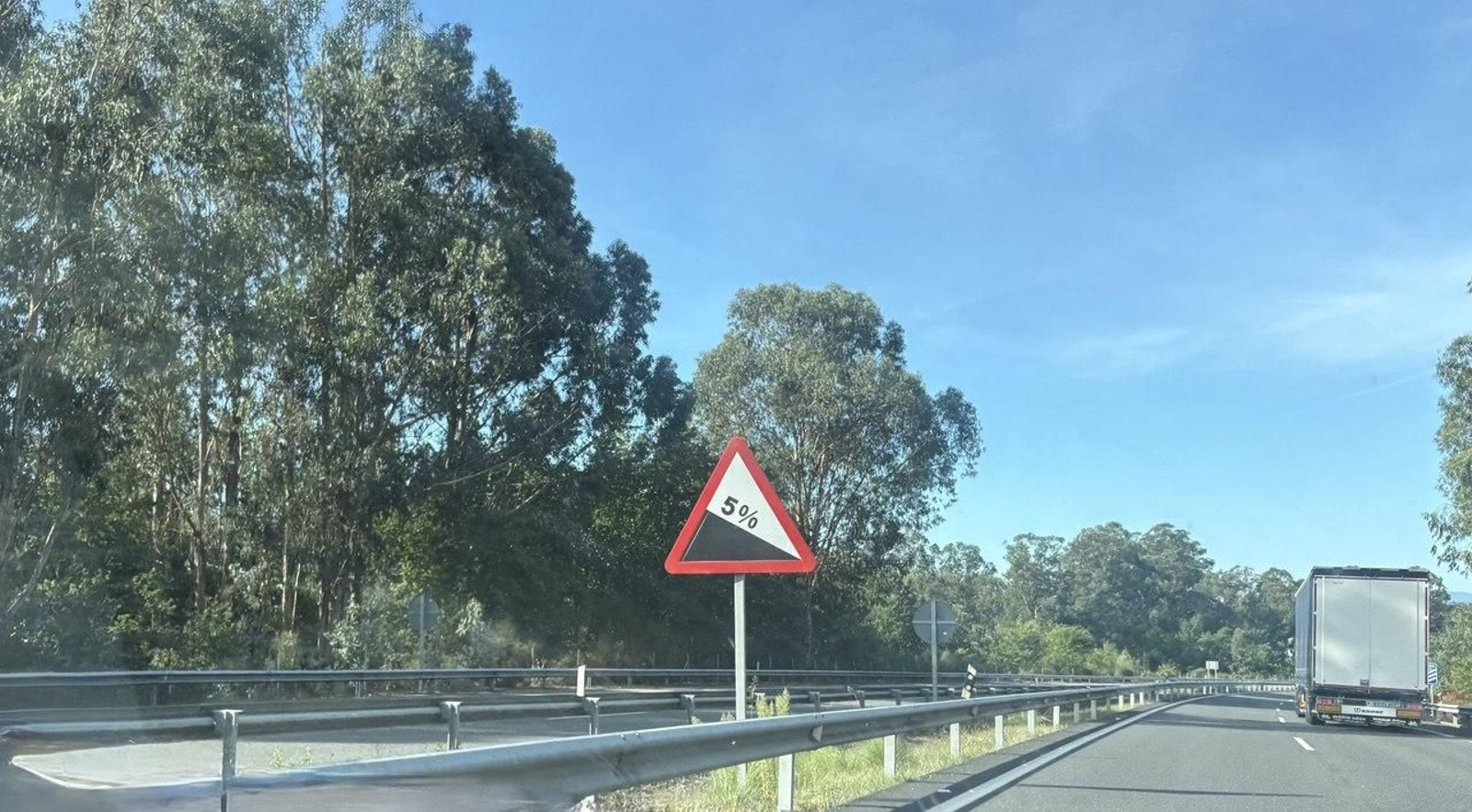 La A-52, en su tramo desde Ponteareas, mantiene las antiguas señales de advertencia de pendiente que fueron renovadas en julio del año pasado.