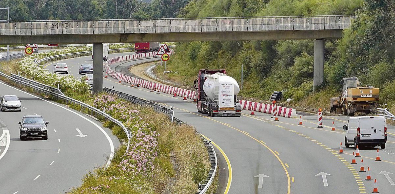 Las máquinas ya se encuentran en el carril cortado antes de llegar al túnel de A Cañiza, que fue cerrado en noviembre de 2022 tras los daños por acumulación de agua.