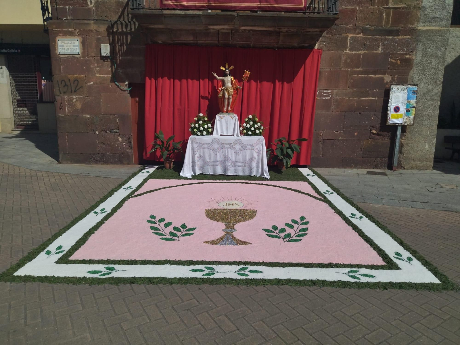 Alfombra floral por el Corpus Christi en A Pobra de Trives.