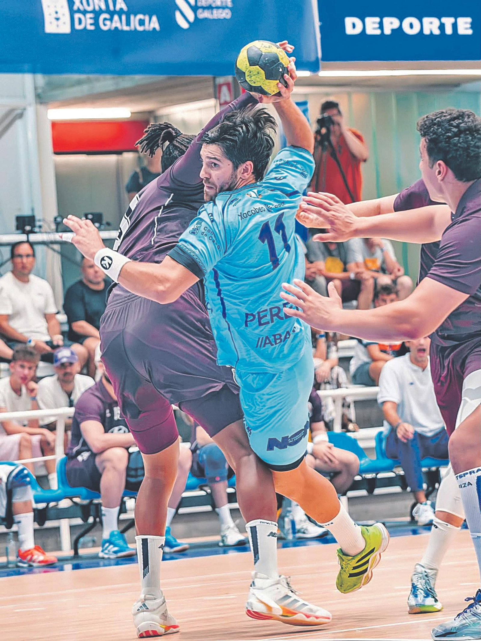 El Balonmán Cangas, durante el Interpontes.