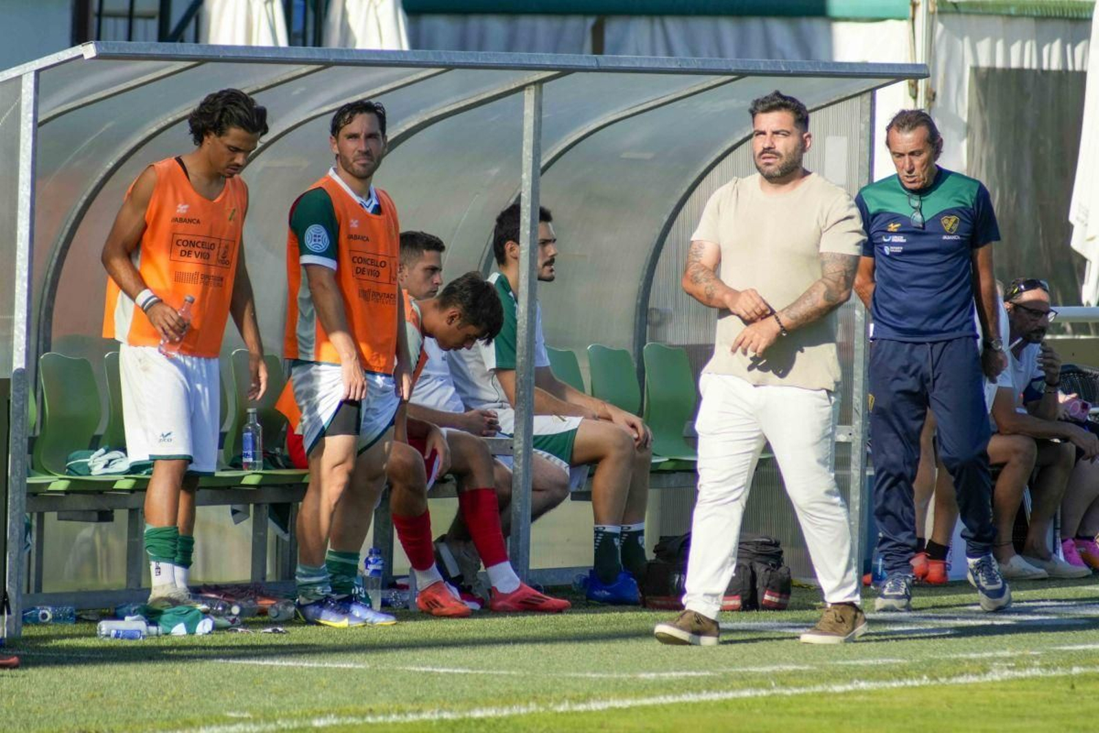 Javi Pereira en el banquillo de O Vao durante el empate contra el Rayo Cantabria.