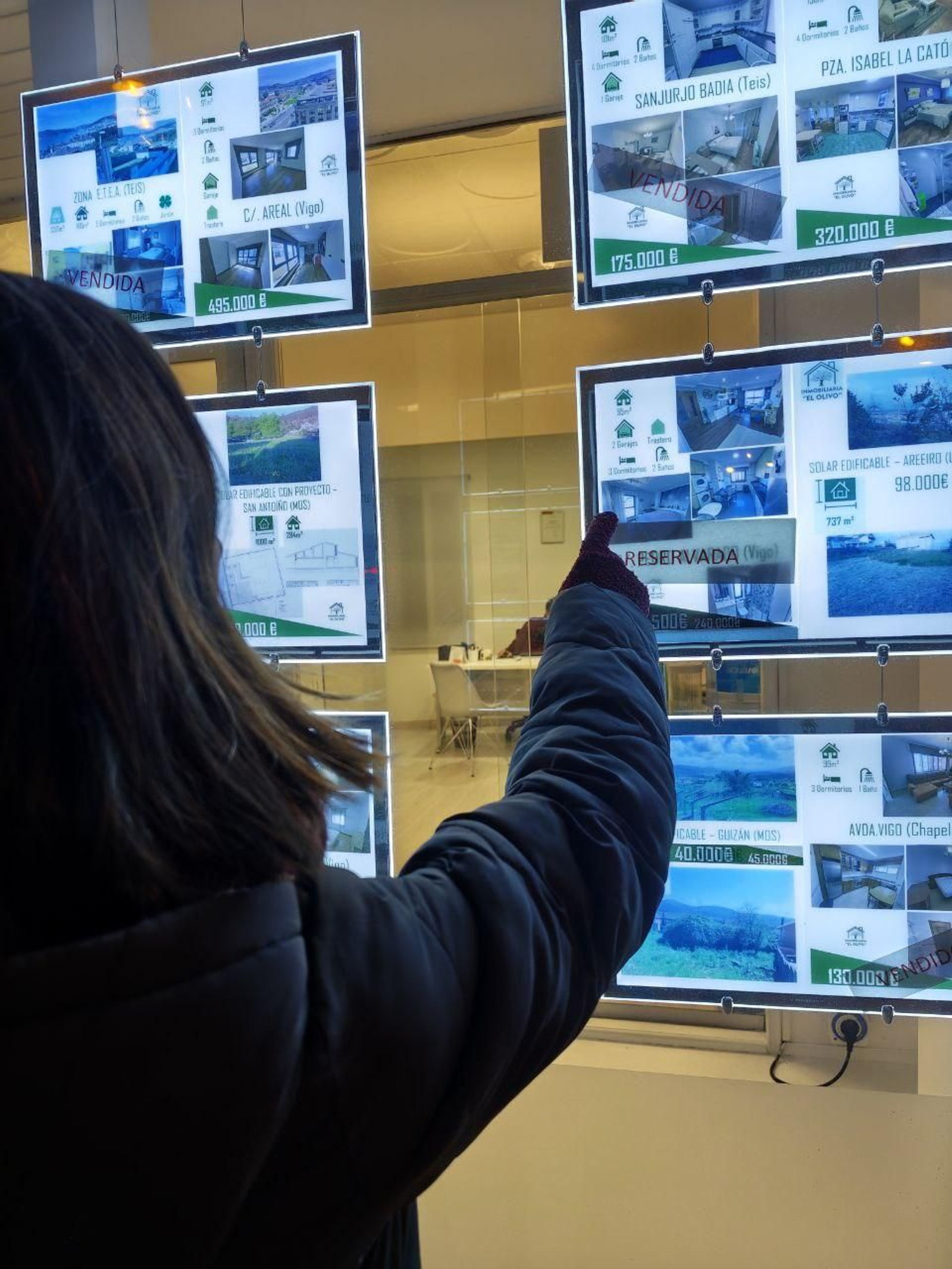 En Vigo, ante promociones de venta de bienes inmobiliarios.