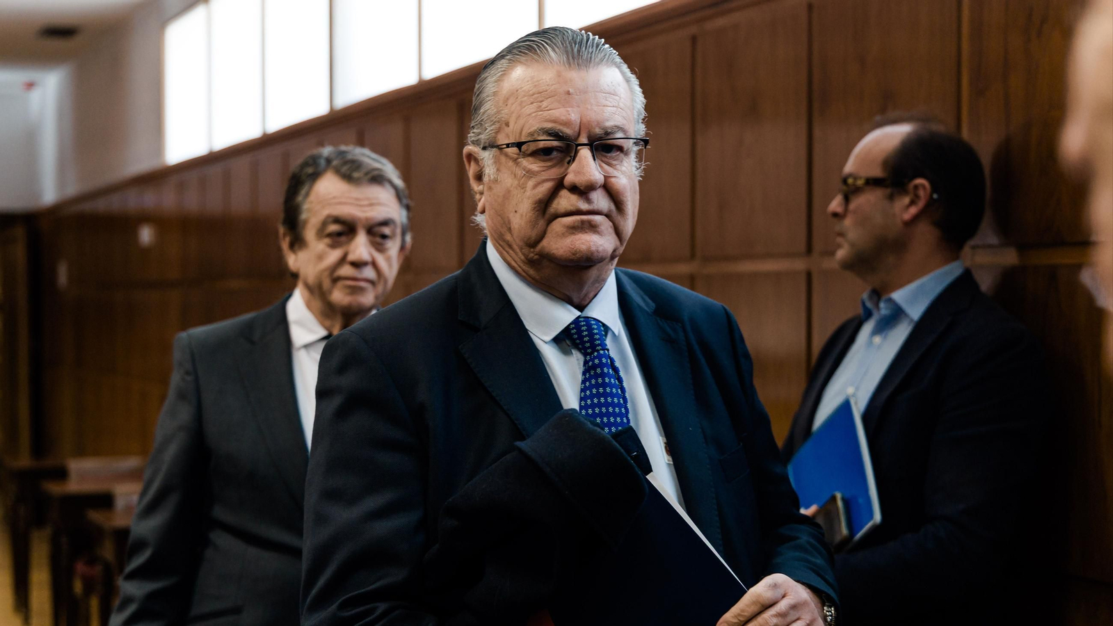 El Presidente y cofundador de Plus Ultra, Julio Miguel Martínez Sola (c), comparece ante la Comisión de Investigación del ‘caso Koldo’, en el Senado, a 25 de febrero de 2026