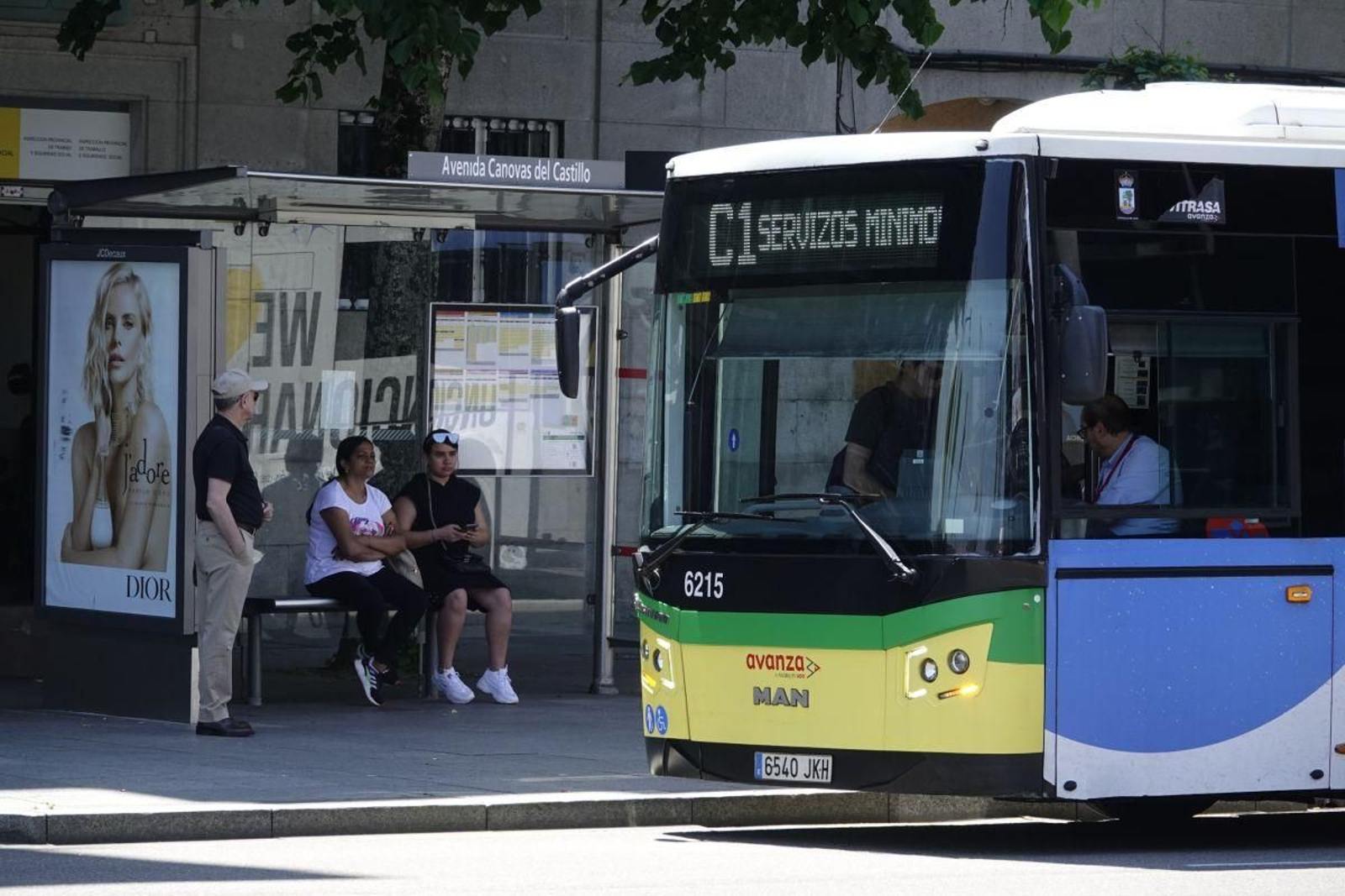 Un autobús con el cartel de servicios mínimos recoge pasajeros en una de las paradas.