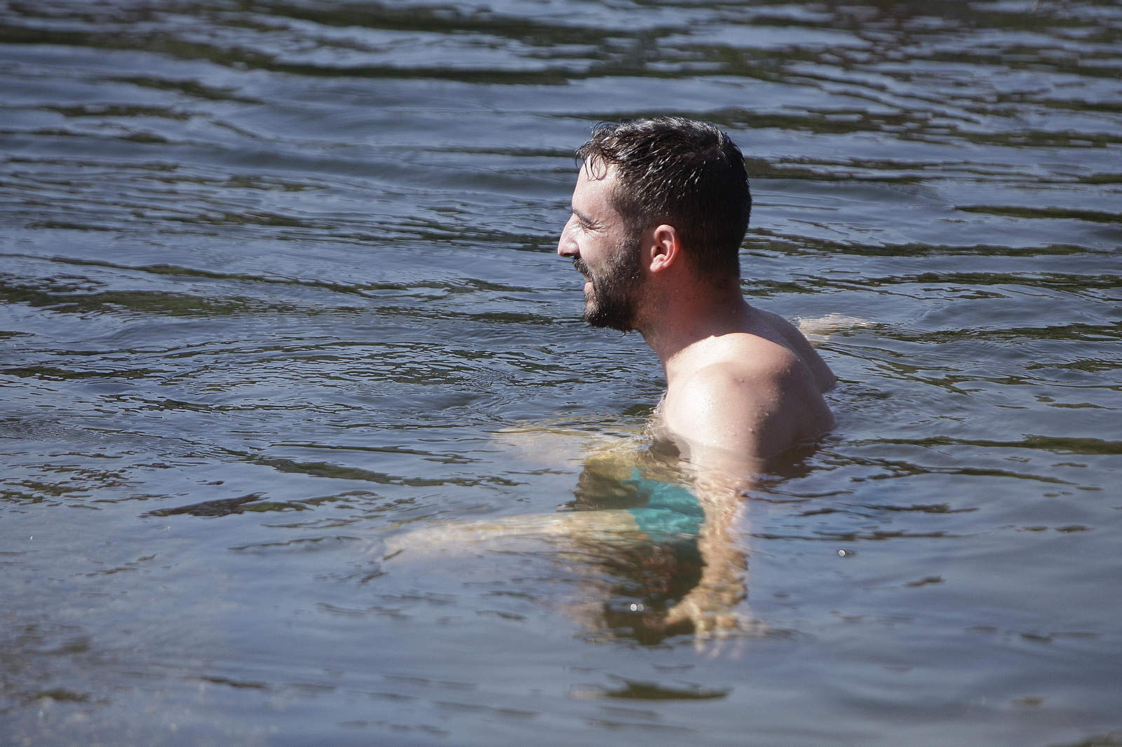 Un chico se baña en el río. FOTO: Miguel Ángel