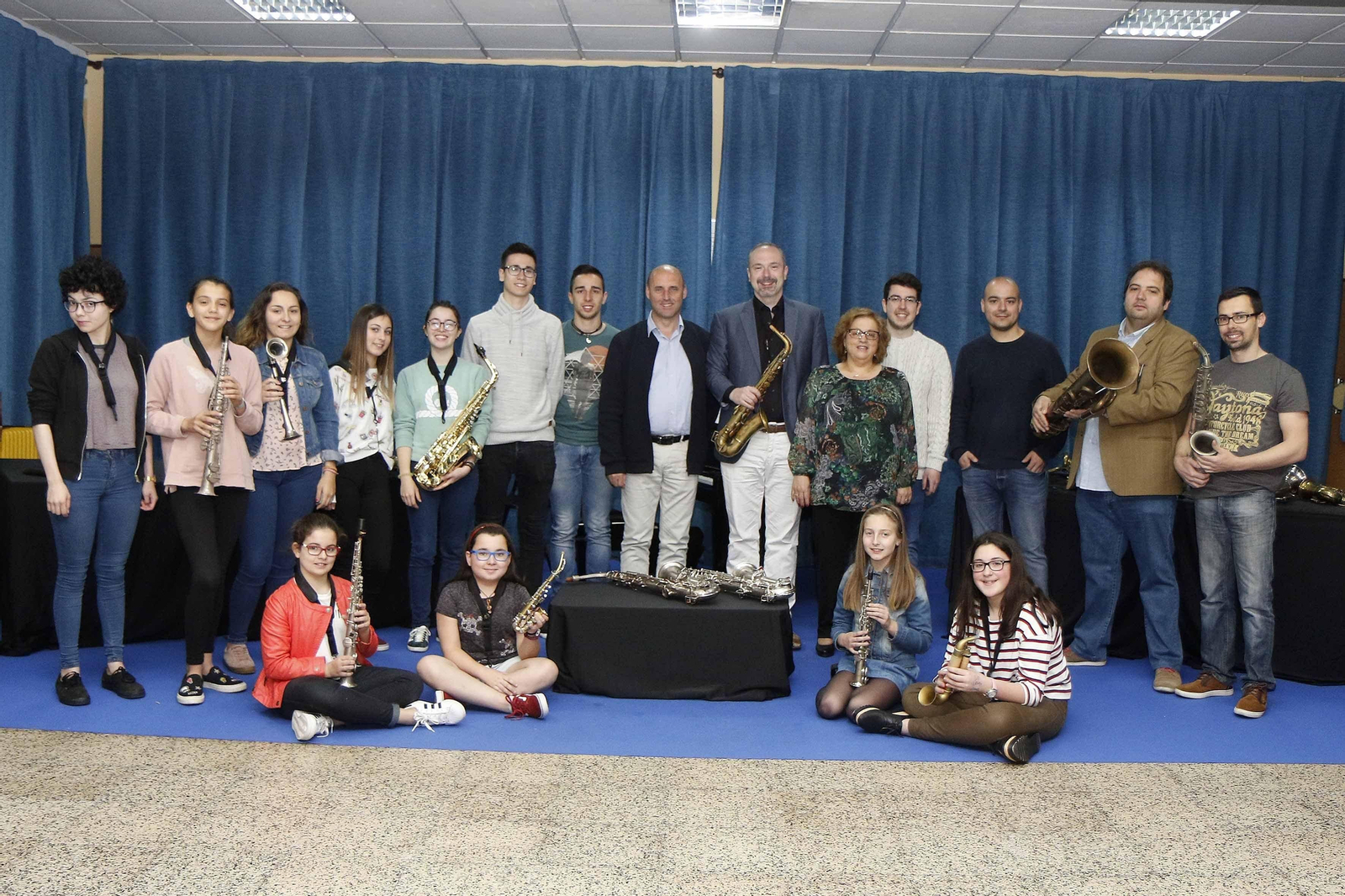 Van Zoelen con el pianista Martien Maas, en el centro, acompañados de Elisa Arias y varios alumnos.