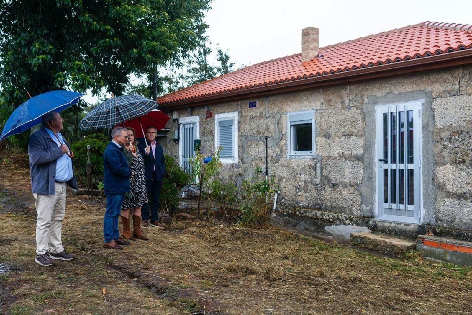 Luis Menor y Teresa Barge ante la casa rehabilitada en Podentes.