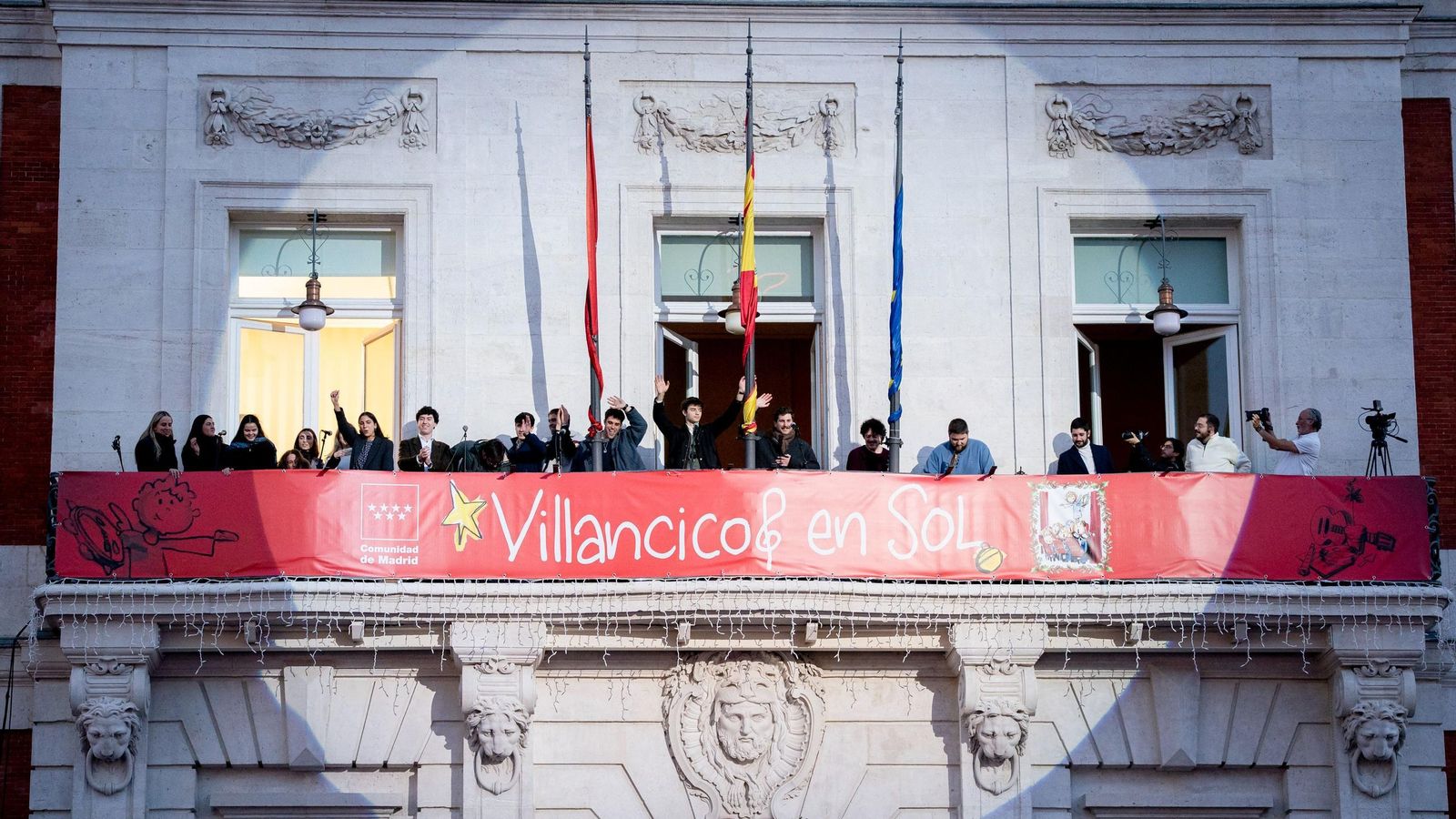 El grupo Hakuna durante su actuación, desde el balcón de la Real Casa de Correos
