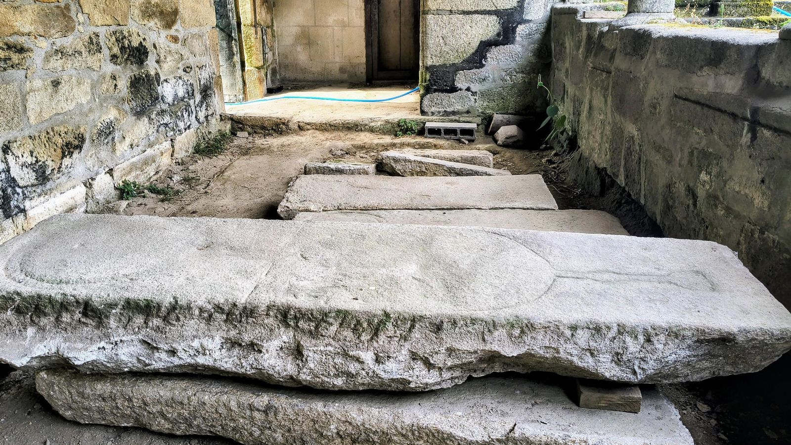 Losas funerarias levantadas en el claustro.