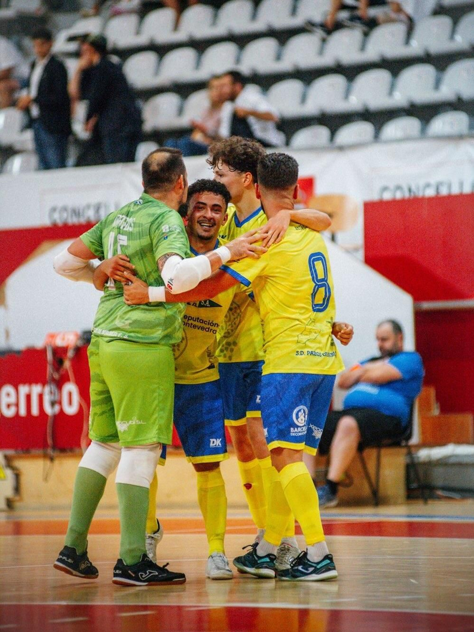 Los jugadores pacenses celebran uno de los goles de la tarde.