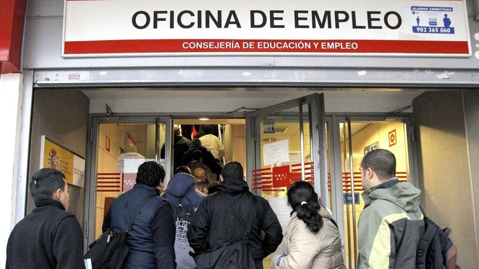 Un grupo de personas hace cola para acceder a una oficina de Empleo.