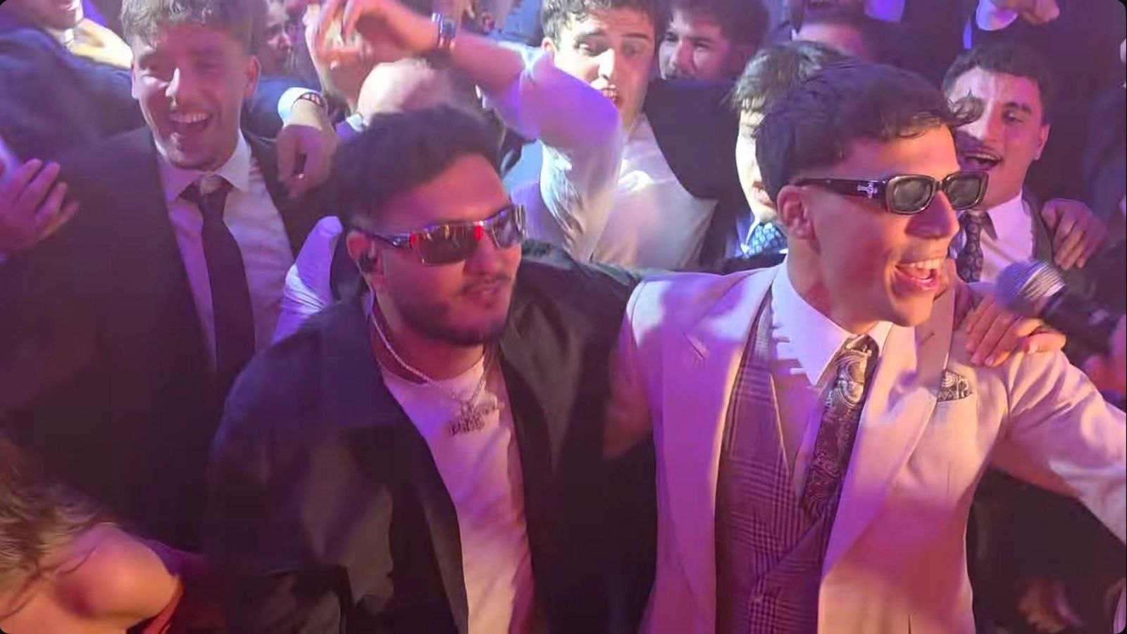 Omar Montes, cantando junto a Gabri Veiga y el resto de invitados.