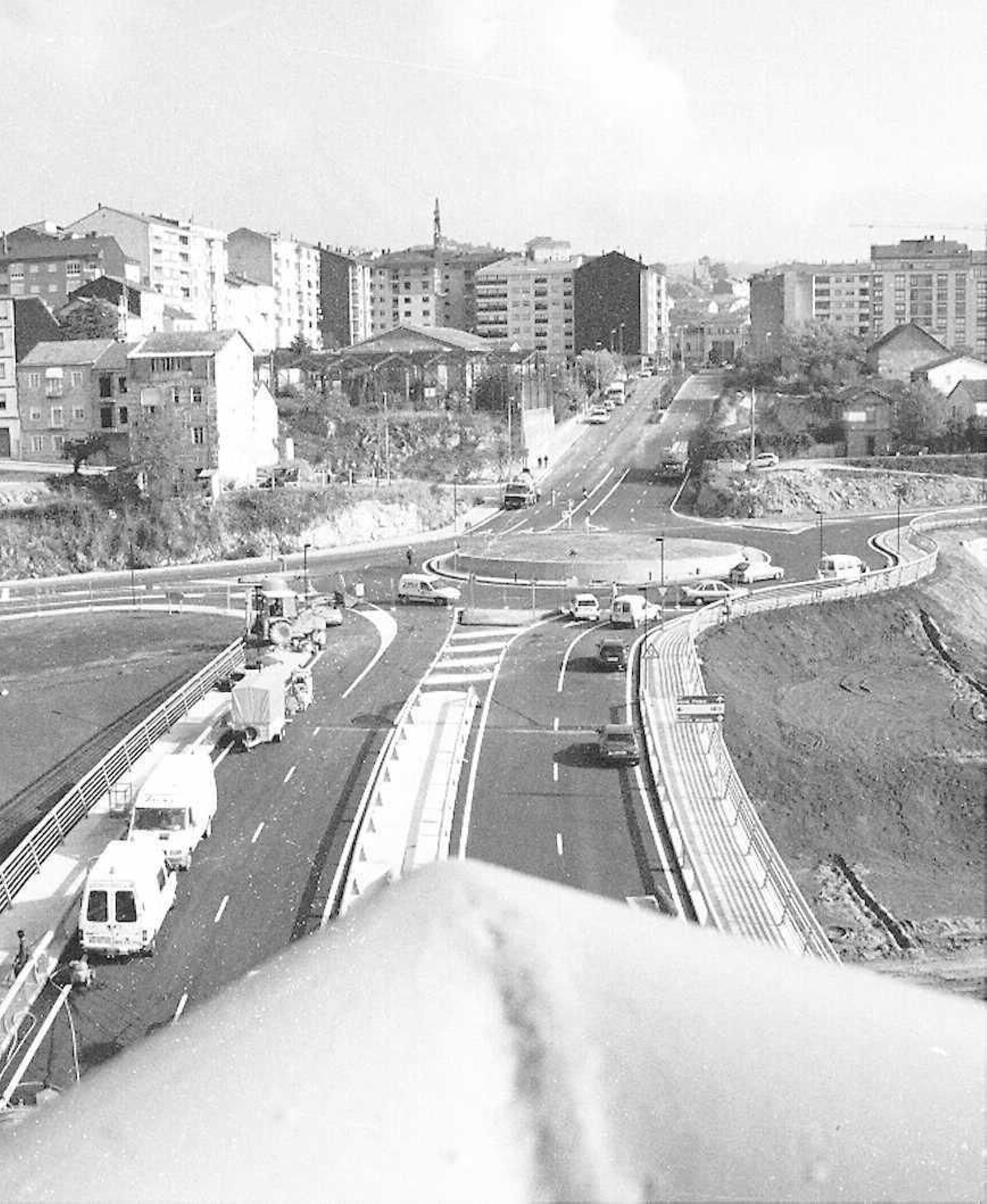 La construcción del emblemático Puente del Milenio hace 25 años cambiaba el skyline de Ourense, en fotos