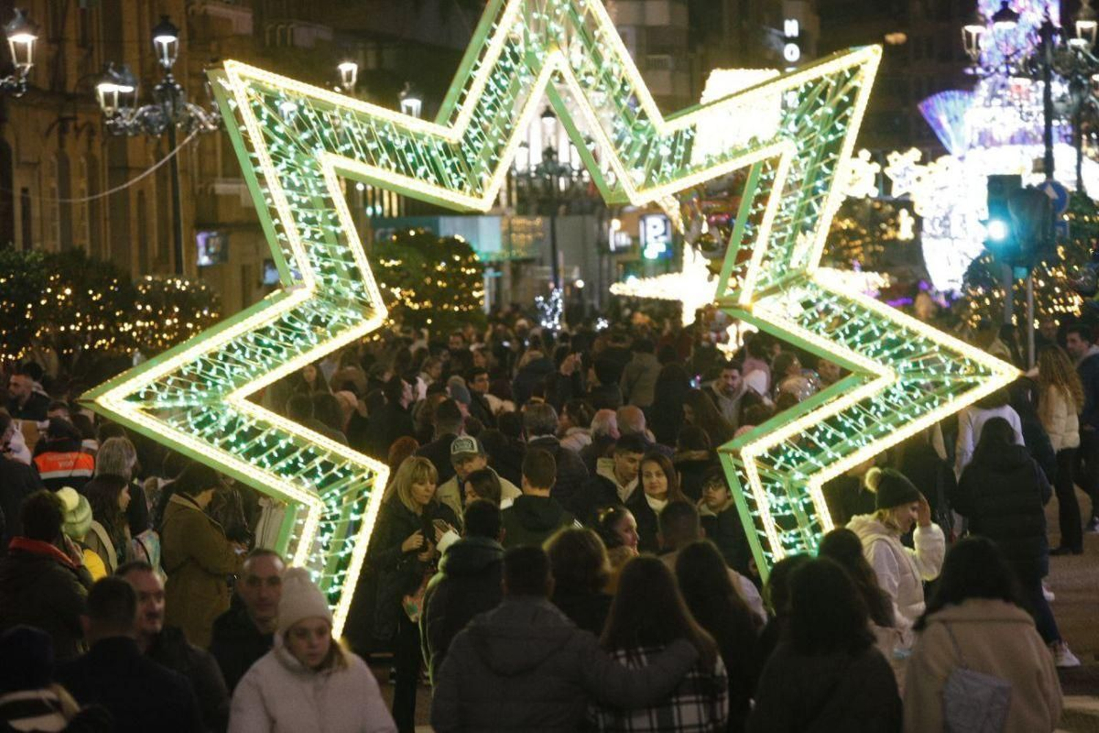 La ciudad volvió a registrar un lleno absoluto de turistas en las calles para ver las luces.