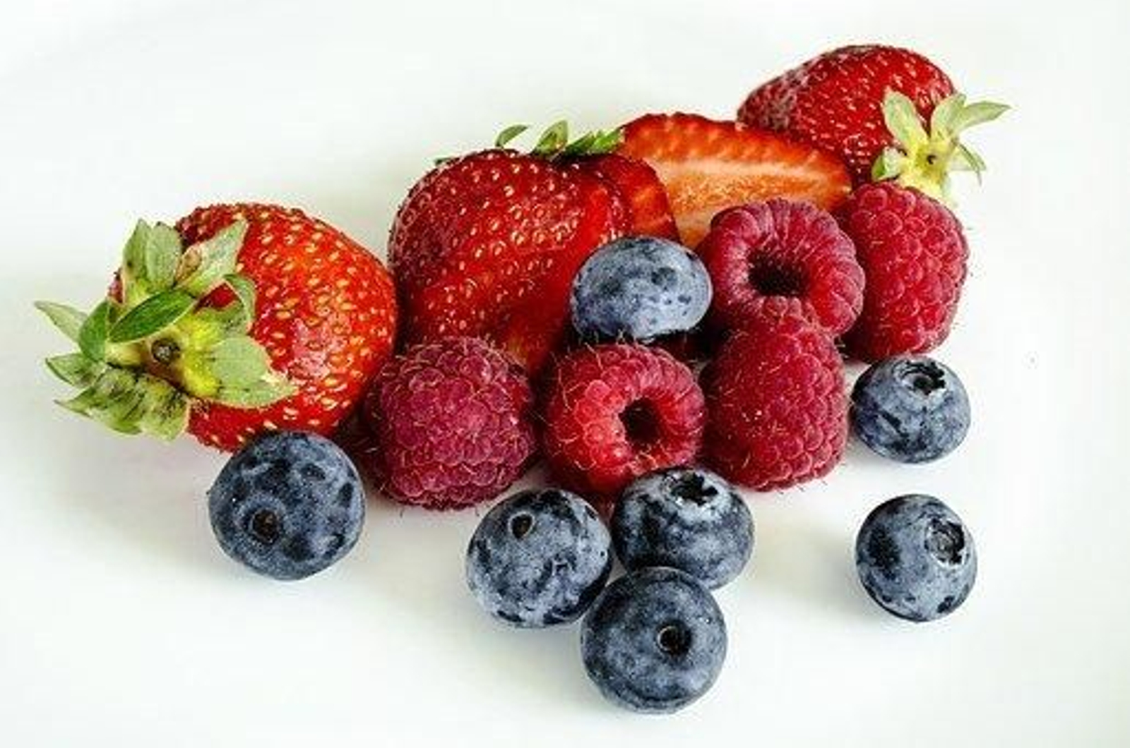 Fresas y arándanos
