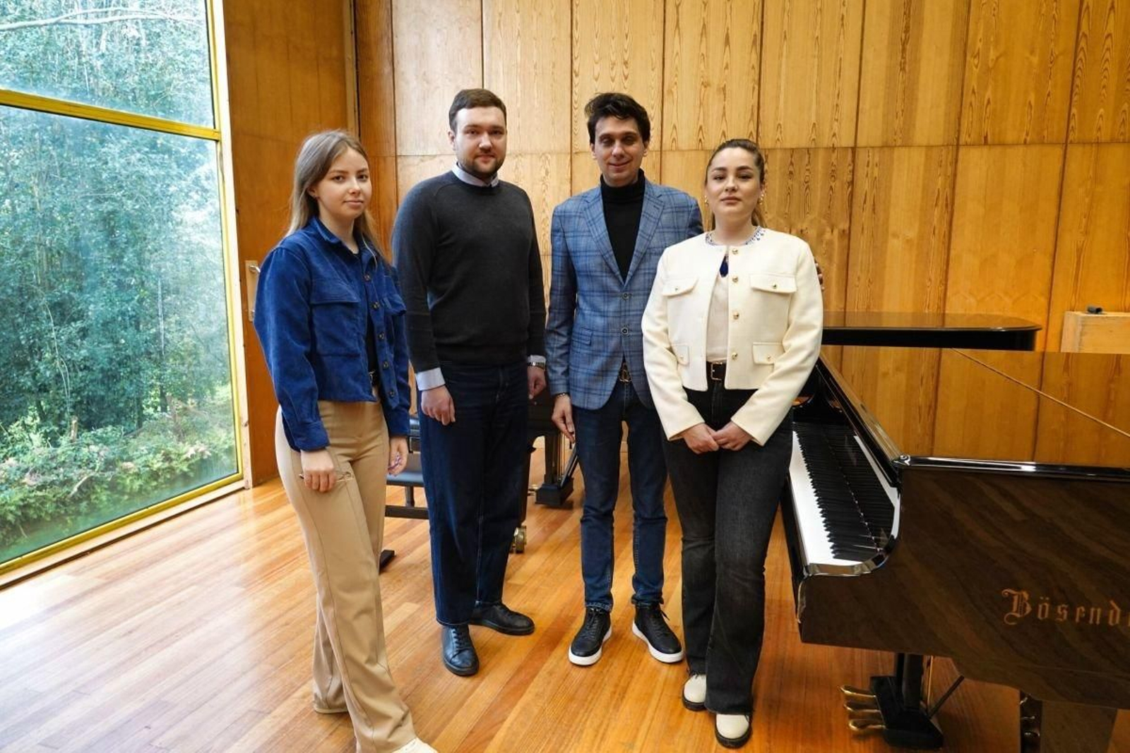 Los coordinadores de los conservatorios de Jarkov y Kiev con dos alumnas ucranianas, ayer, en Vigo.