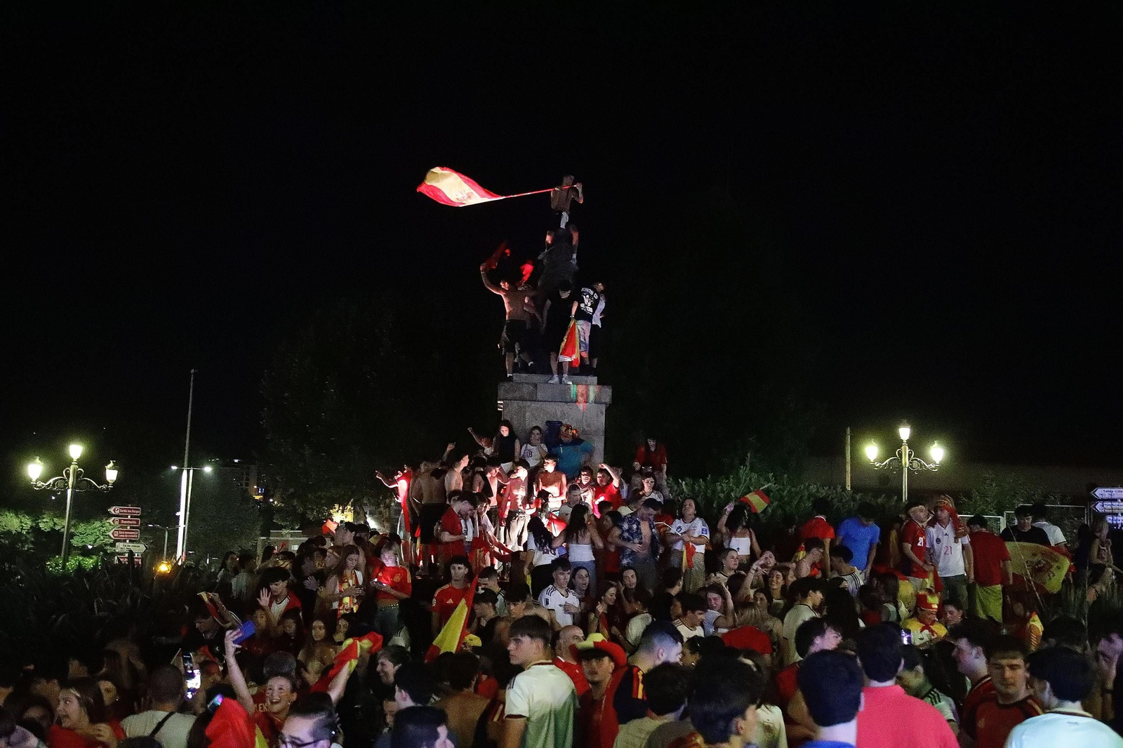 La provincia de Ourense se tiñe de rojo para apoyar a España en la final del Mundial