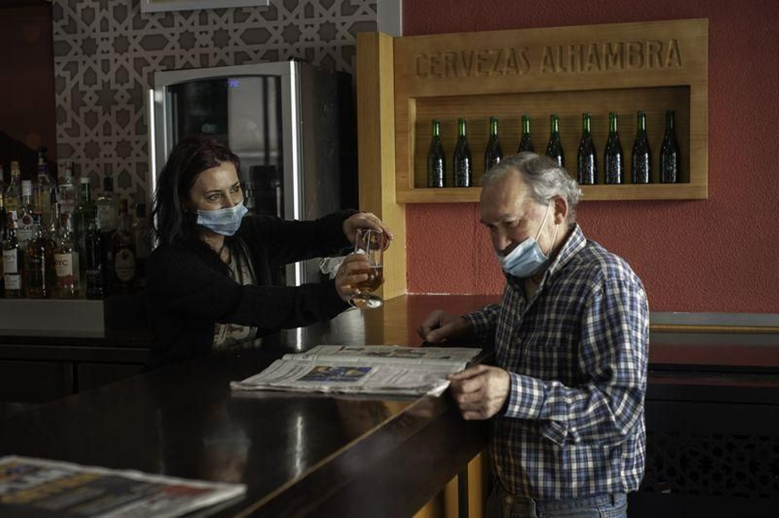 Un cliente se toma la primera caña en barra en O Couto, después de tres meses (MARTIÑO PINAL).