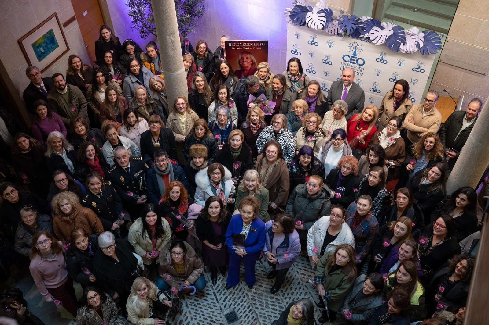 Ana María Méndez (centro) rodeada de las asistentes al acto de entrega