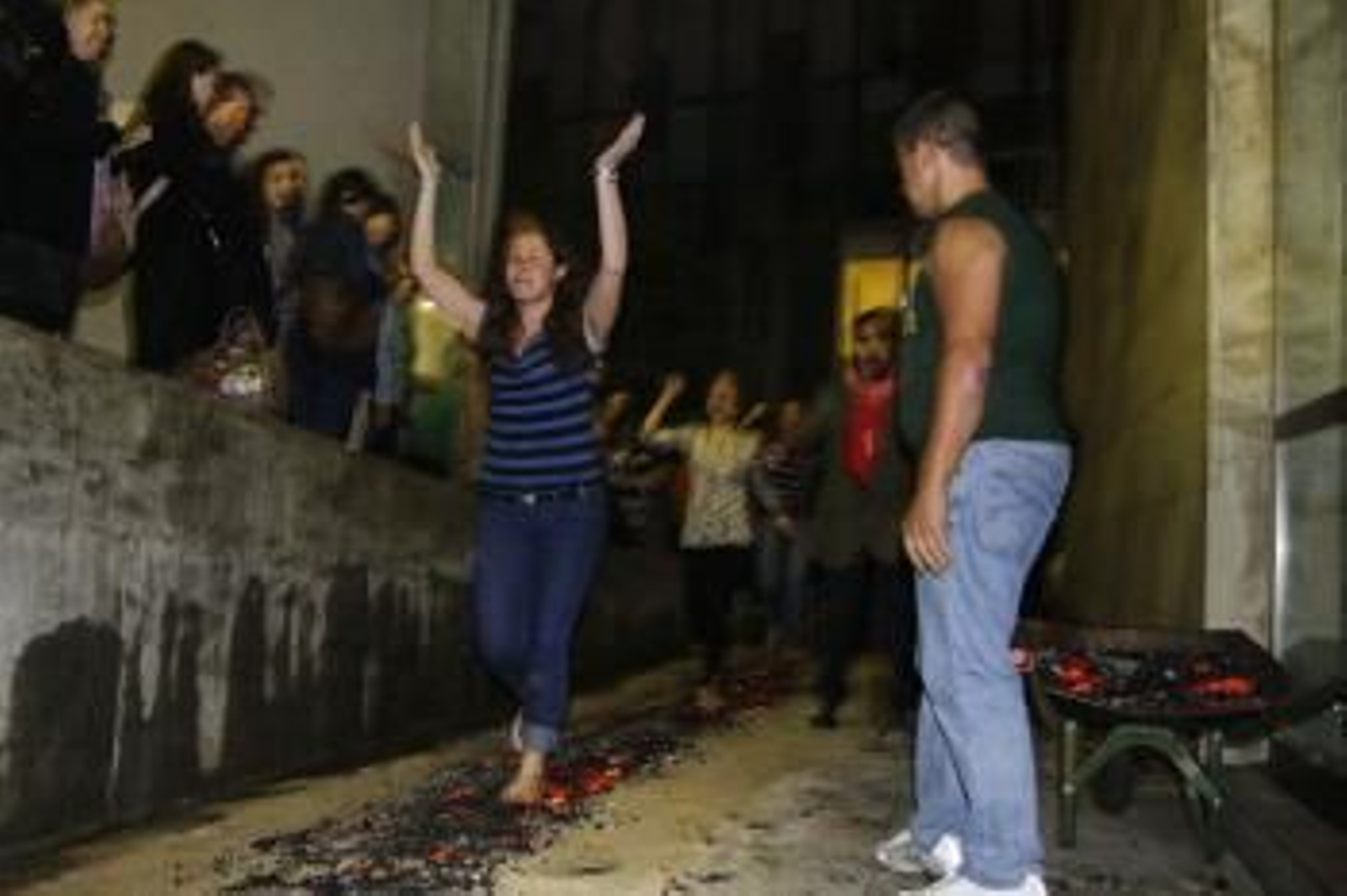 JUAN planes enseña en vigo a caminar sobre brasas  para superar el miedo