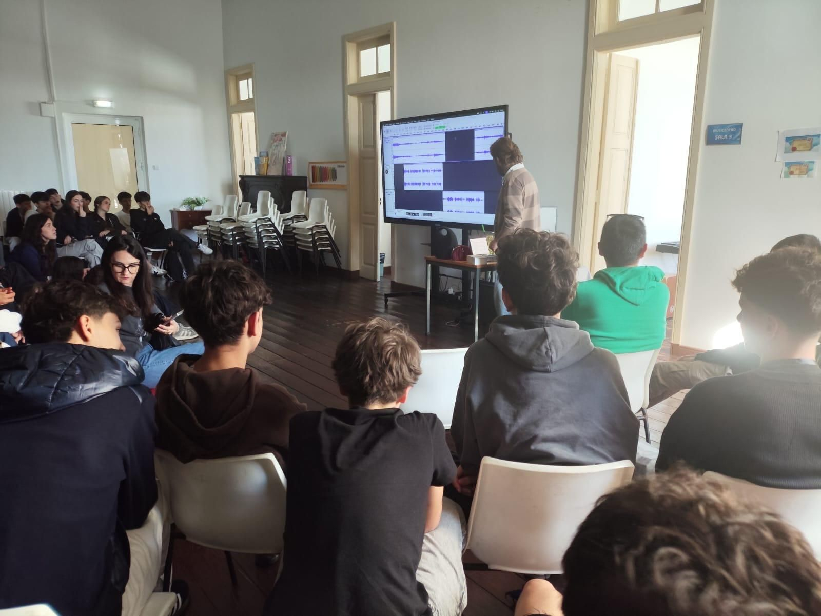 Unión cultural a través de la radio en Salesianos