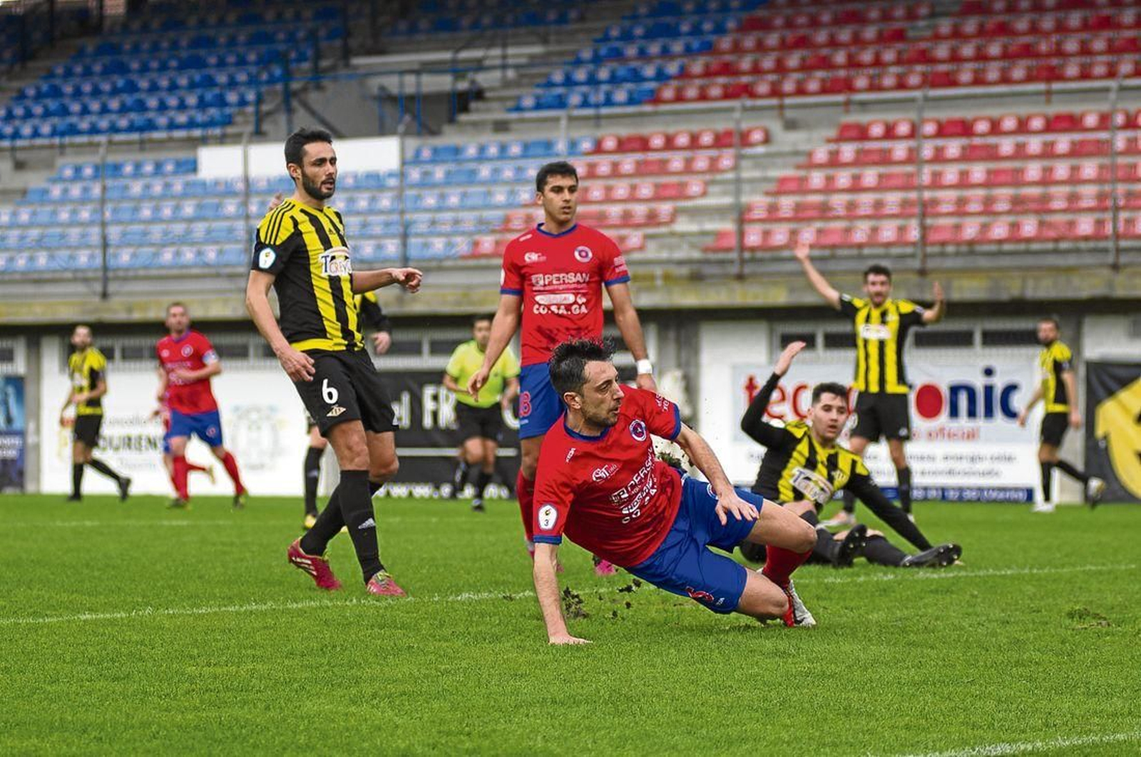 El defensa rojillo Diego Vieytes, durante un lance del encuentro jugado ante el Ribadumia. (Foto: Martiño Pinal)