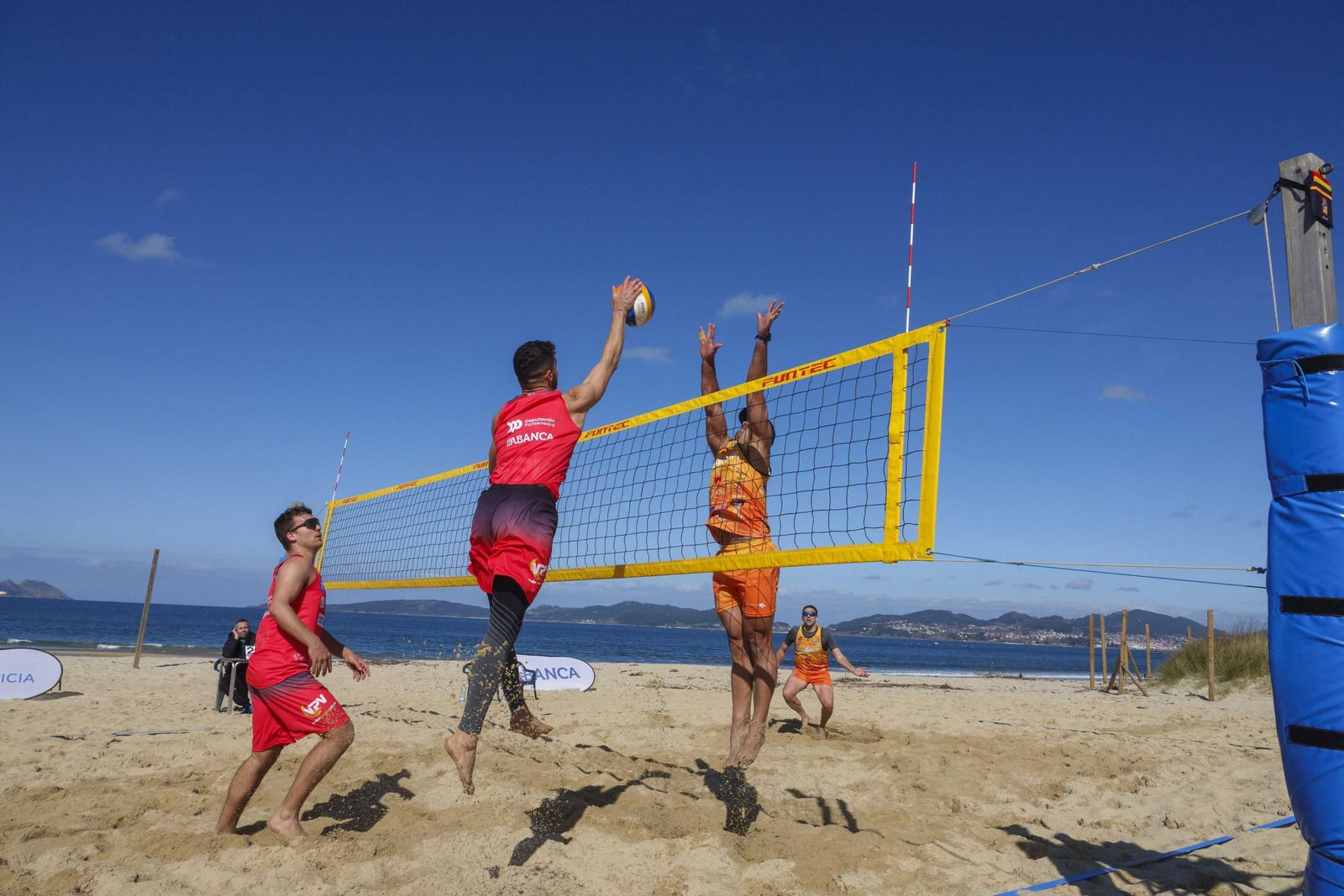 Los dos equipos del Volei Praia Vigo juegan hoy en Samil.