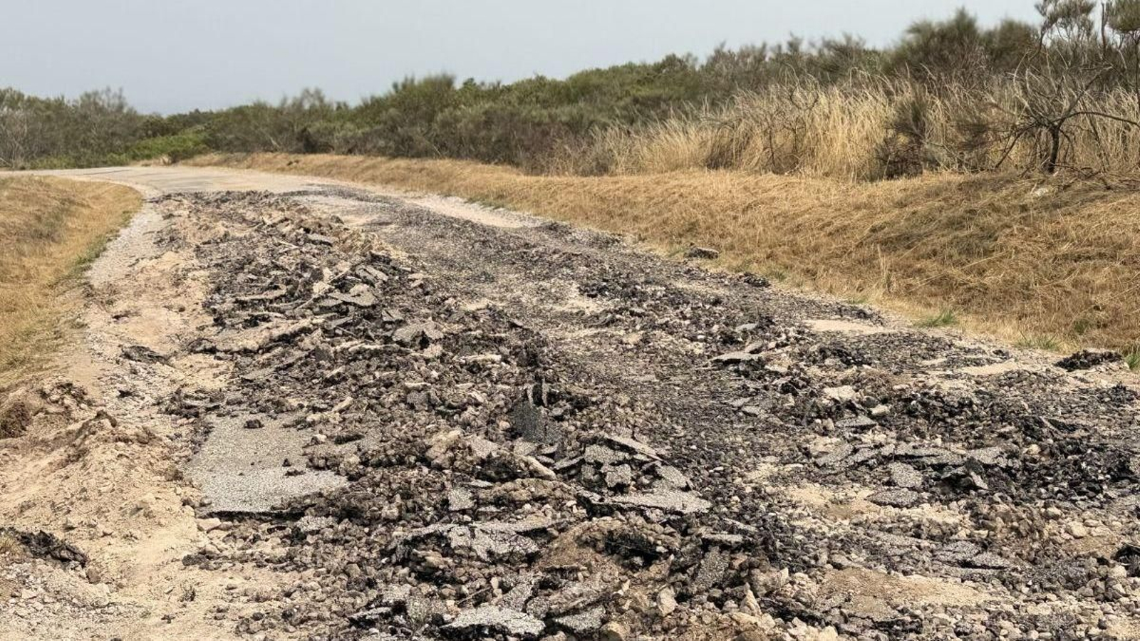 Carretera de A Servaínza destrozada.