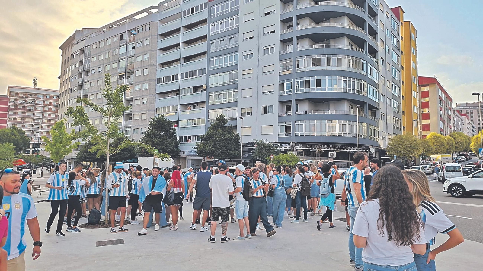 Un grupo de argentinos celebran, en las inmediaciones de Balaídos, una victoria de su selección en esta Copa del Mundo.