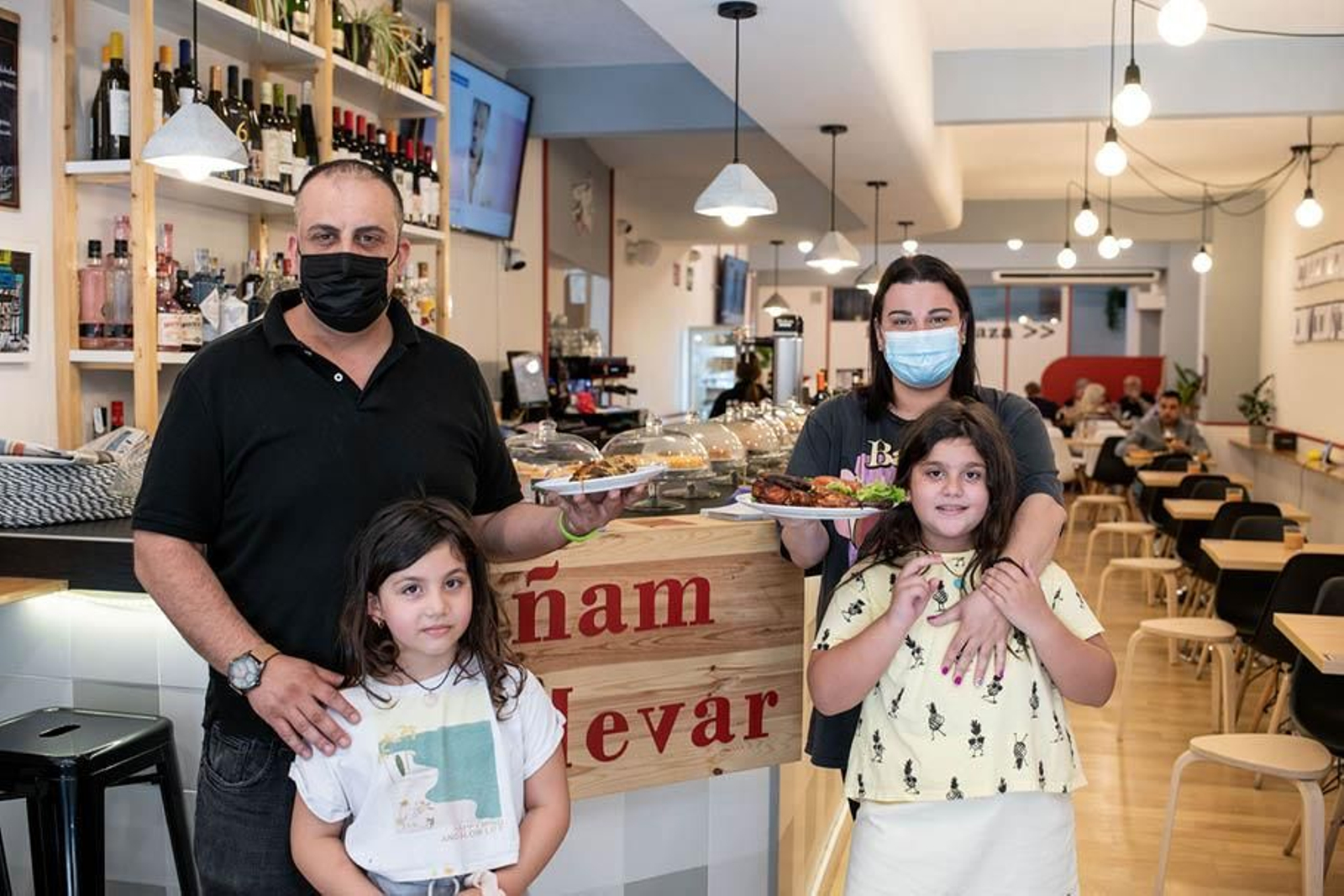 Damián, Ana Belén, propietarios, con Naiara y Daniela, sus hijas y futura generación.