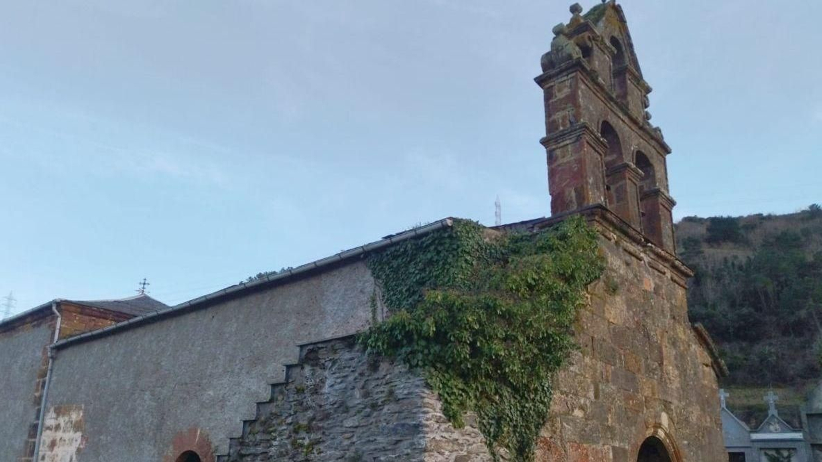 Fachada de la iglesia de Arnado, en el municipìo de Vilamartín.