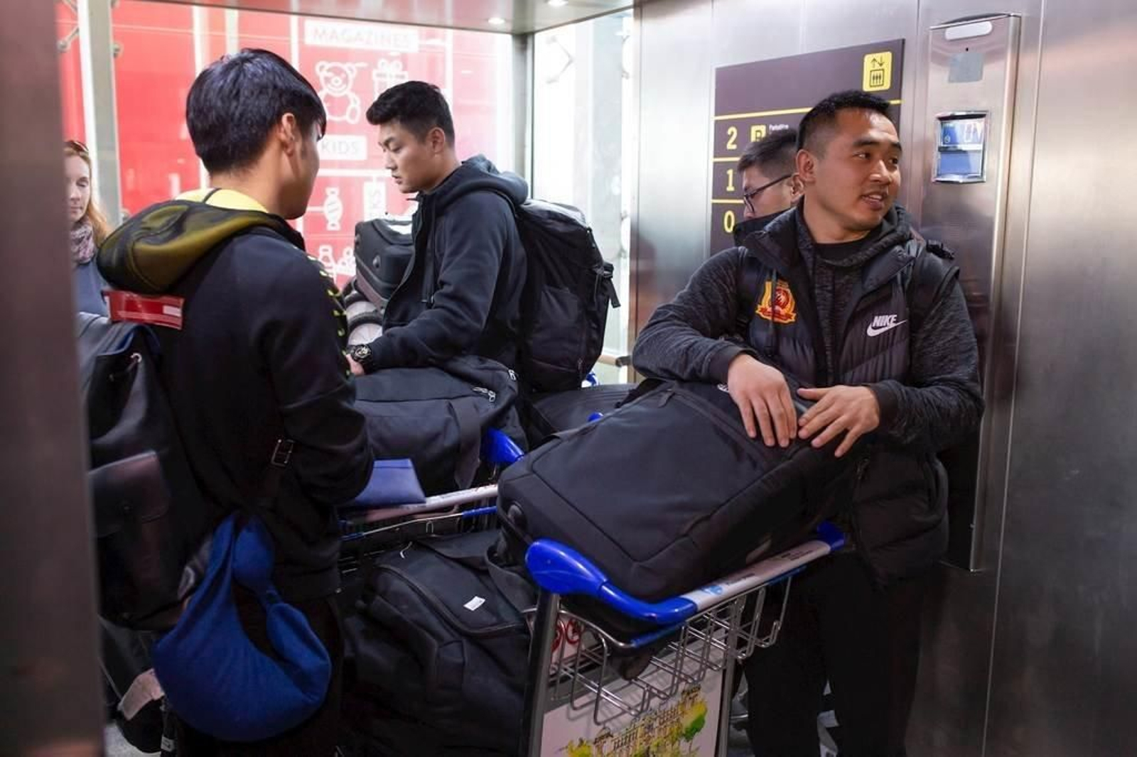 El equipo de fútbol de Wuhan, a su llegada a suelo español.
