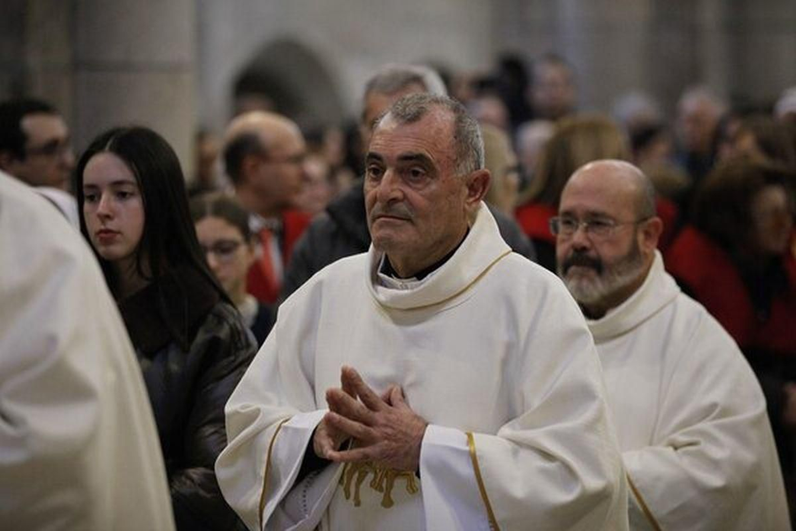 Feijóo Mirón, deán de la Catedral, en primer plano.