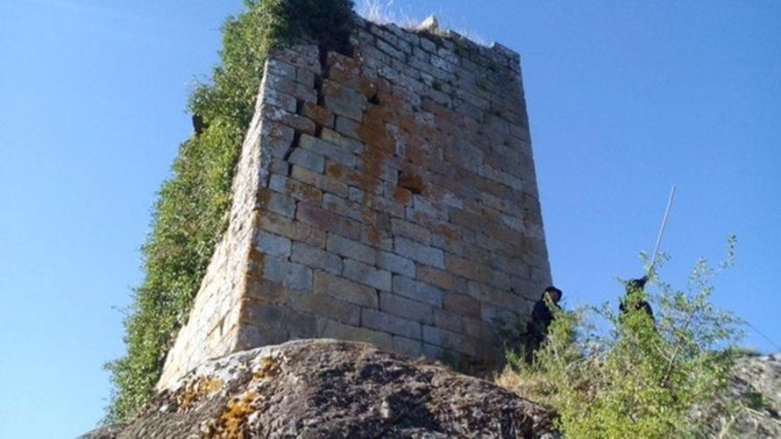 La torre de Sande, en la parroquia de su mismo nombre, presenta riesgo de derrumbe.