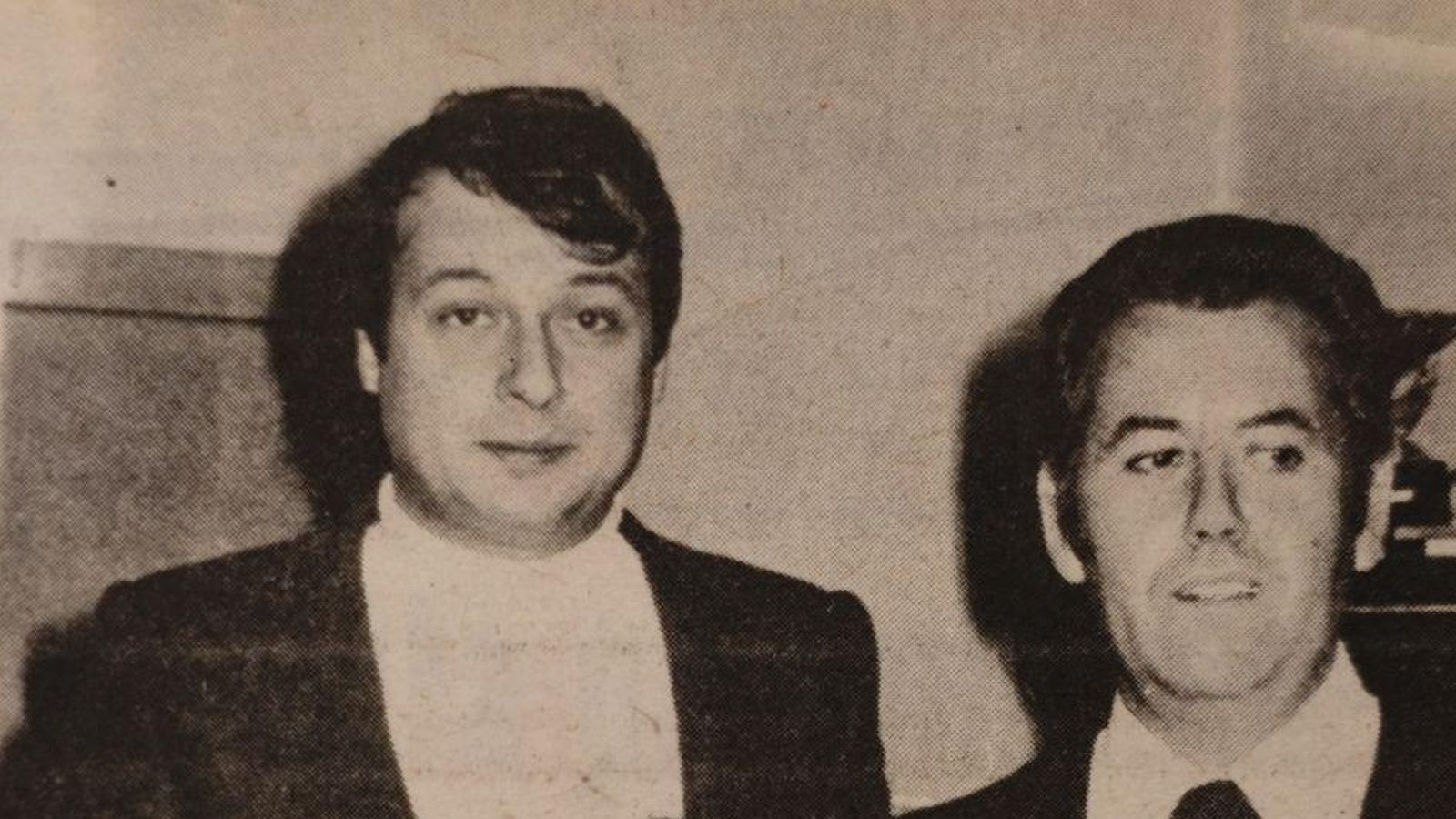 Don Manuel Carballo, director de La Casa de los Lentes, con el señor Mejía, técnico de la Casa Essilor.