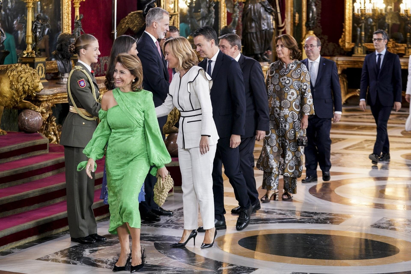 La princesa Leonor (i), la Reina Letizia (2i) y el Rey Felipe VI (3i)saludan a la ministra de Educación y Formación Profesional, Pilar Alegría (4i), y el ministro de Industria, Comercio y Turismo, Héctor Gómez (c), a su llegada a una recepción con motivo del Día de la Fiesta Nacional de España.