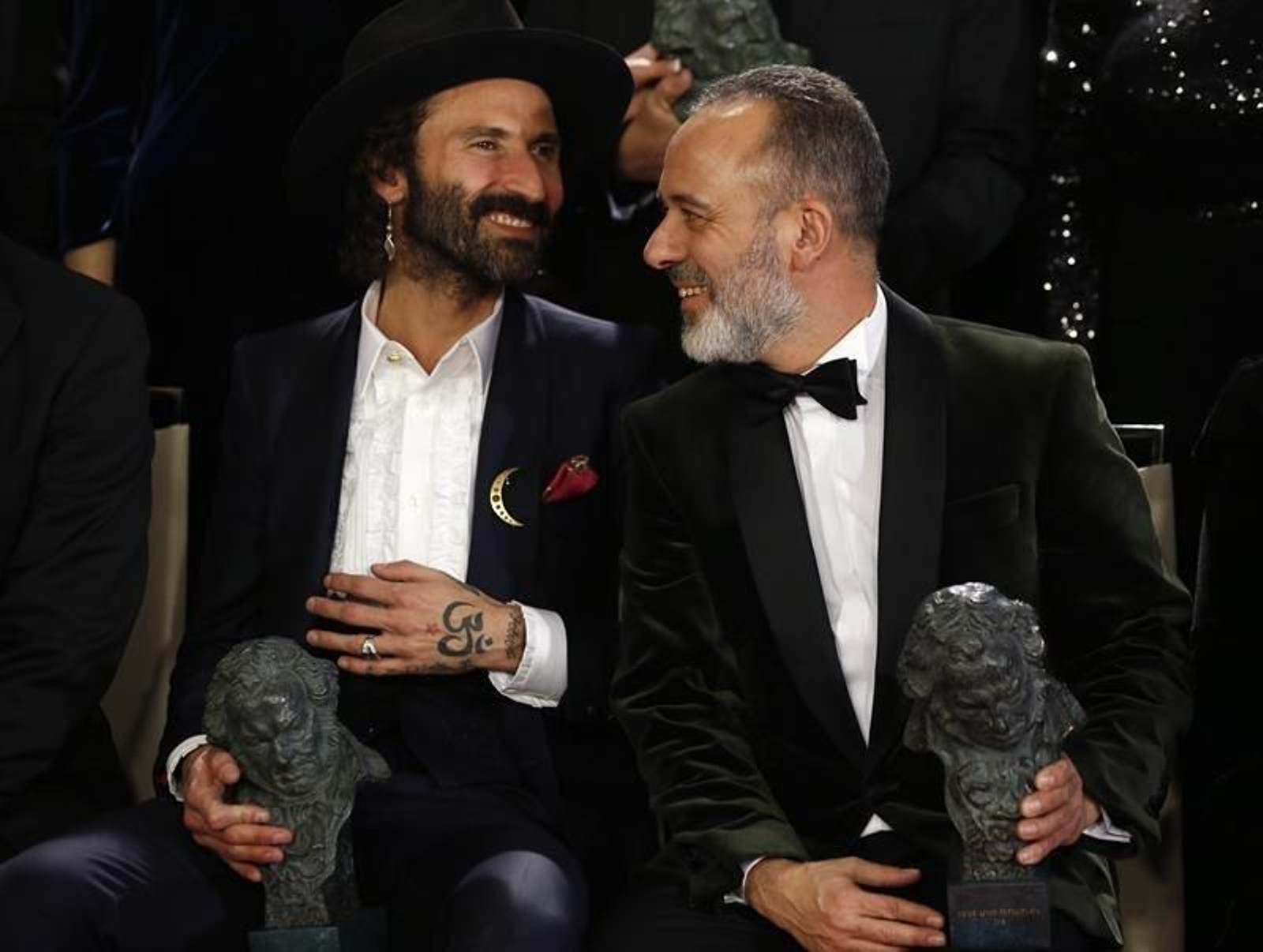 El actor Javier Gutierrez (d) Goya al Mejor actor protagonista por su trabajo en "El autor", y el músico y cantante José Miguel Conejo "Leiva", Goya a la "Mejor canción original" en "La llamada"