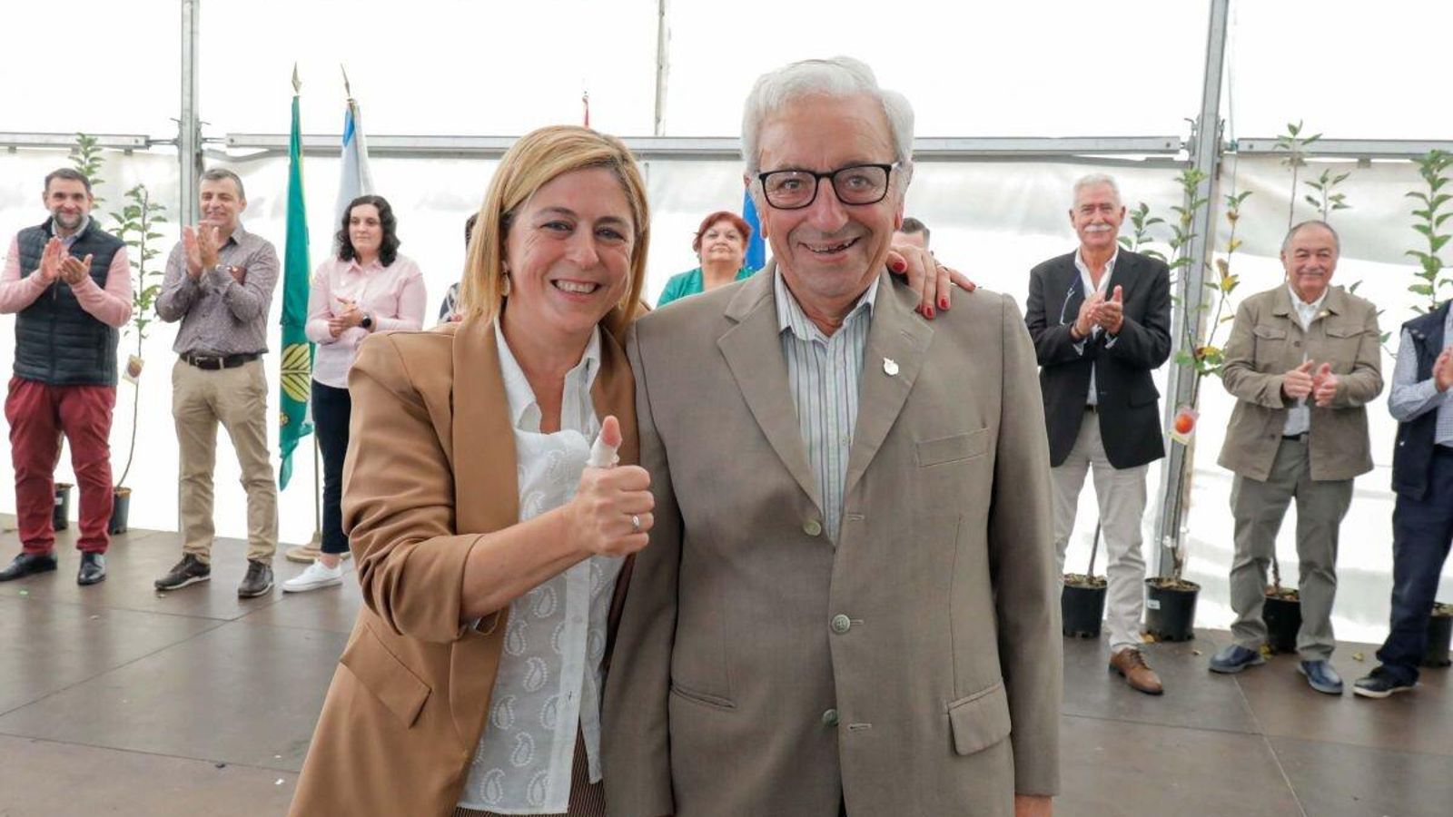 La alcaldesa pedánea Patricia Otero con el ganador de la Mazá de Ouro.