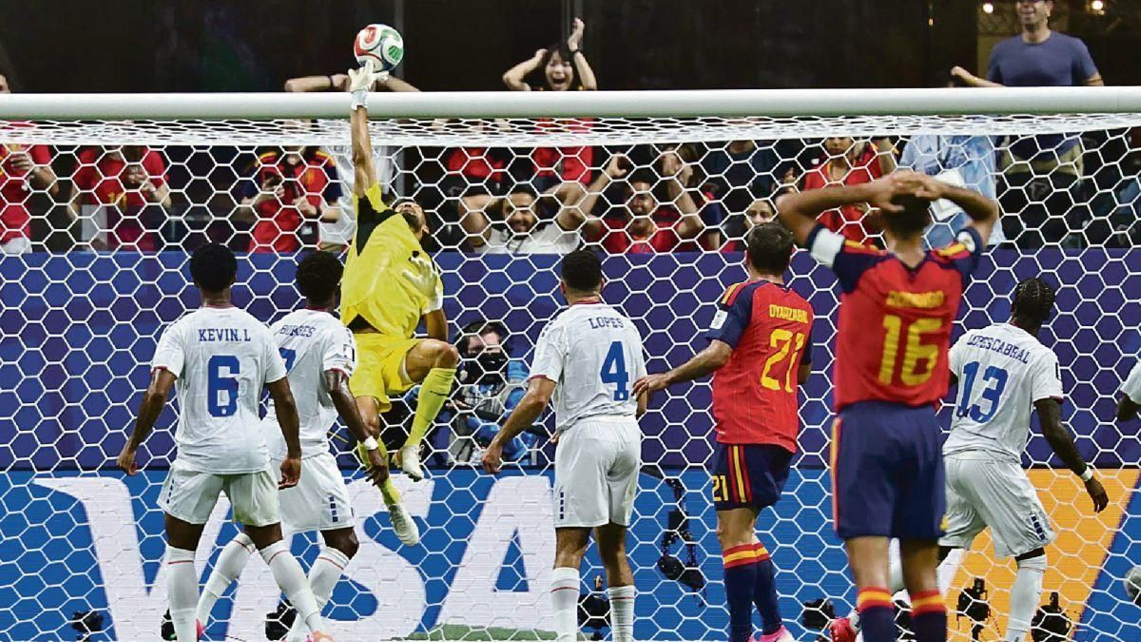 No fue el estreno mundialista soñado, ni por el fondo ni por la forma. La selección española no pudo pasar del empate sin goles ante Cabo Verde en un partido que encumbró la figura de Vozinha, el portero rival. Sus paradas frustraron el equipo de Luis de la Fuente, que tuvo ocasiones suficientes, pero sin dejar una buena imagen ante un combinado que luego demostró que no era tan “Cenicienta” como se creía.
