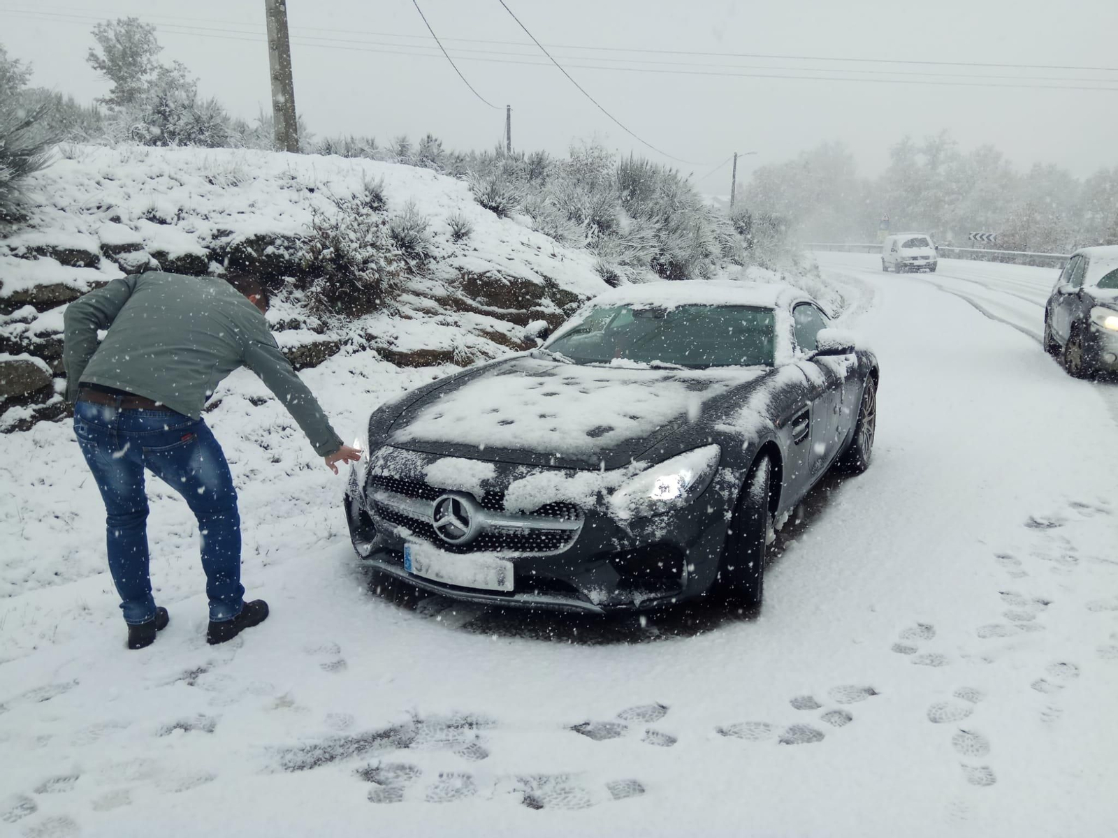 Un vehículo con problemas, en A Mezquita esta tarde (Foto: C.Clavería).