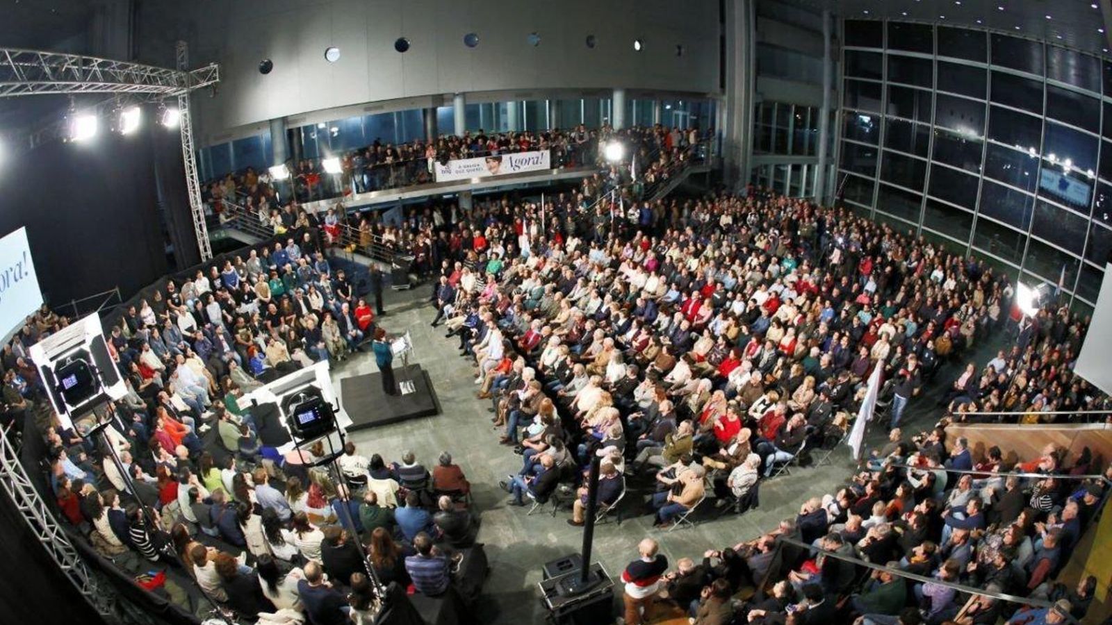 Máis dun milleiro de persoas ateigaron o recinto.