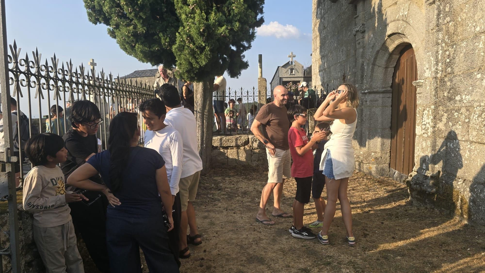 Galería | Un cementerio para mirar al cielo: un silencioso mirador para el eclipse total solar