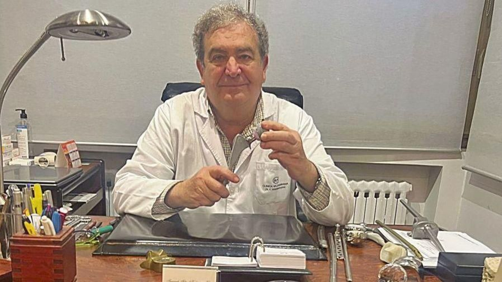 Fernando Fernández Valderrama, en su consulta, enseñando una prótesis.